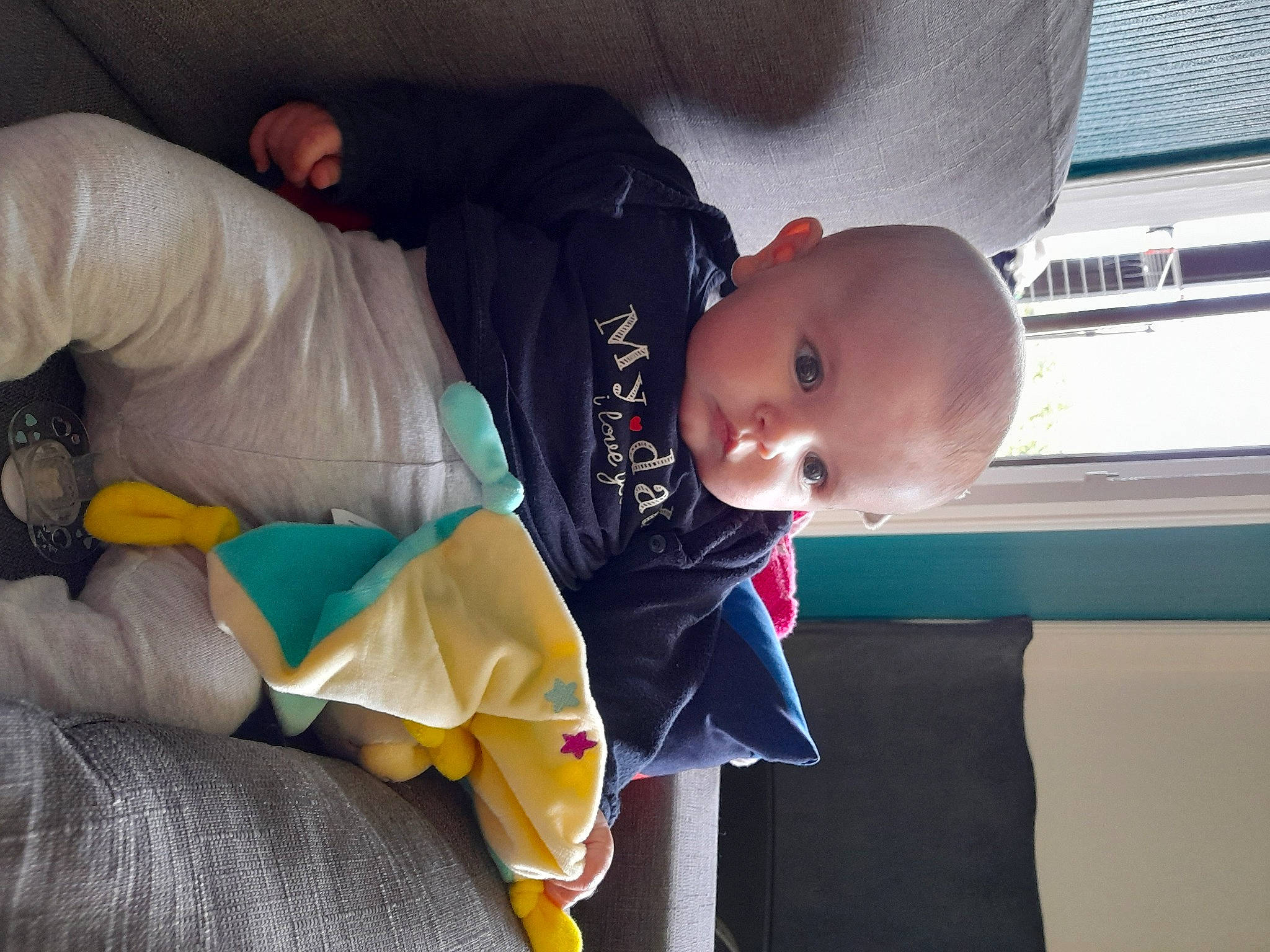 Giulia a rejoint le concours — aidez-le/la à gagner de superbes lots ! baby, baby_products, baby_toddler_clothing, child, comfort, elbow, finger, fun, hand, head, human_body, lap, leg, mouth, person, room, sitting, smile, thumb, toddler