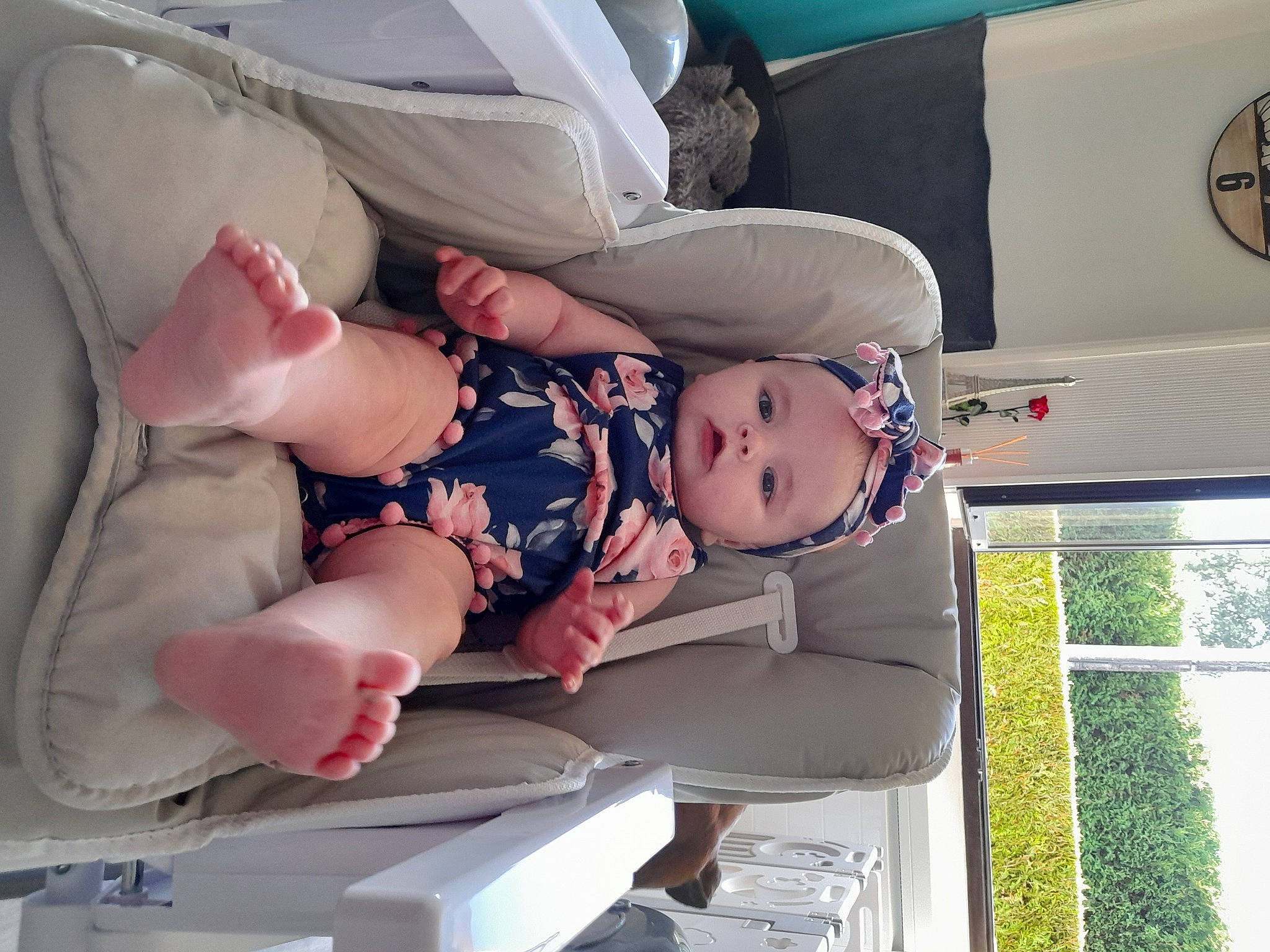 Giulia participe au concours pour gagner de l'argent avec cette photo : baby, baby_carriage, baby_products, baby_safety, baby_toddler_clothing, child, comfort, face, hat, headwear, person, plant, sitting, skin, toddler, tree, white, window