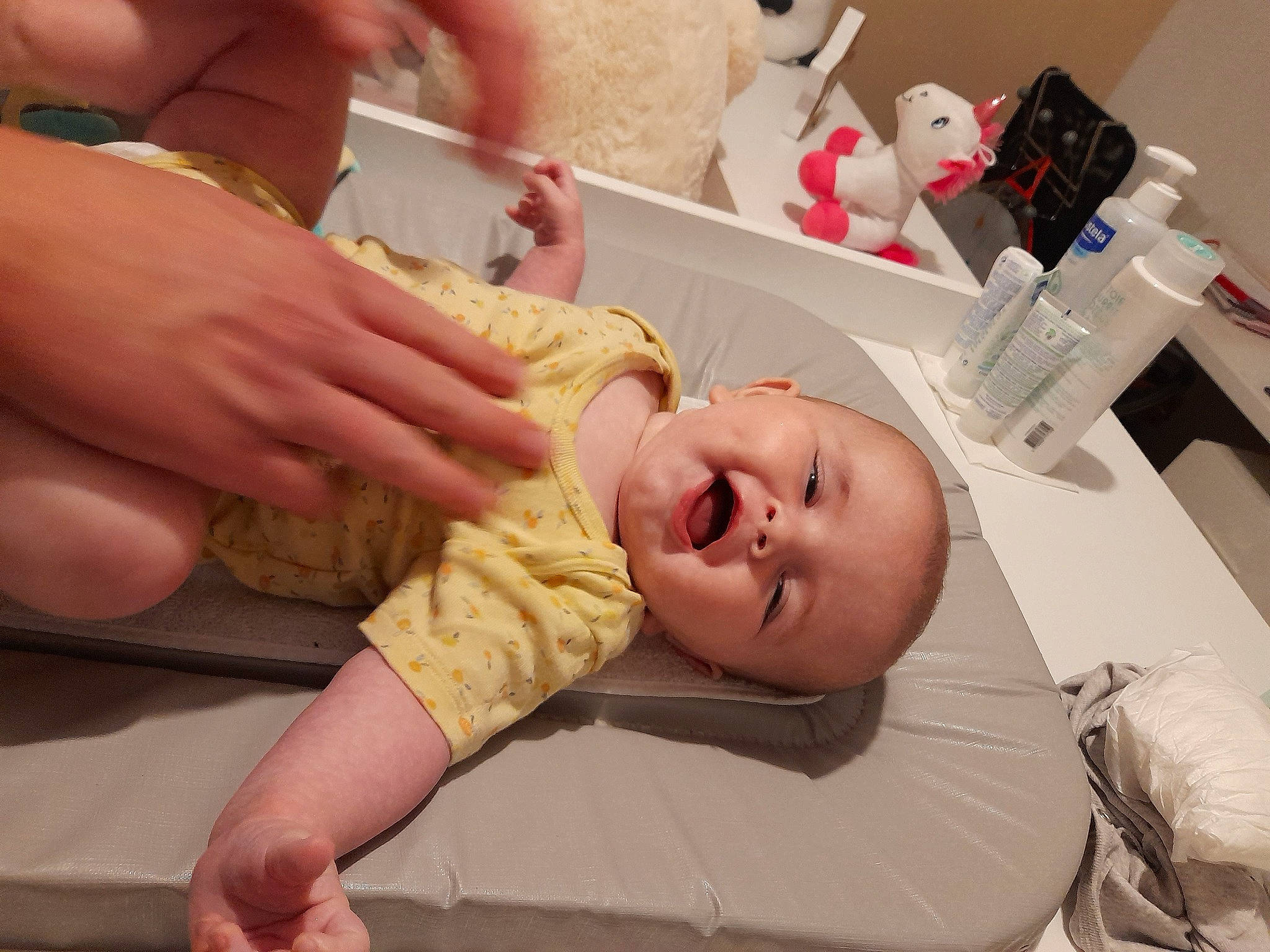 Giulia a rejoint le concours — aidez-le/la à gagner de superbes lots ! abdomen, baby, clinic, comfort, finger, gesture, hand, health_care, hospital, joint, medical, medical_equipment, medical_procedure, mouth, nail, patient, person, service, skin, thumb