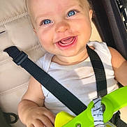 Leeroy a rejoint le concours — aidez-le/la à gagner de superbes lots ! baby, baby_toy, blue_eyes, cheerful, child, child_care, closeup, colorful_toy, cute, happiness, happy, infant, infant_clothing, person, portrait, seat_belt, smiling, stroller, toy, white_clothing