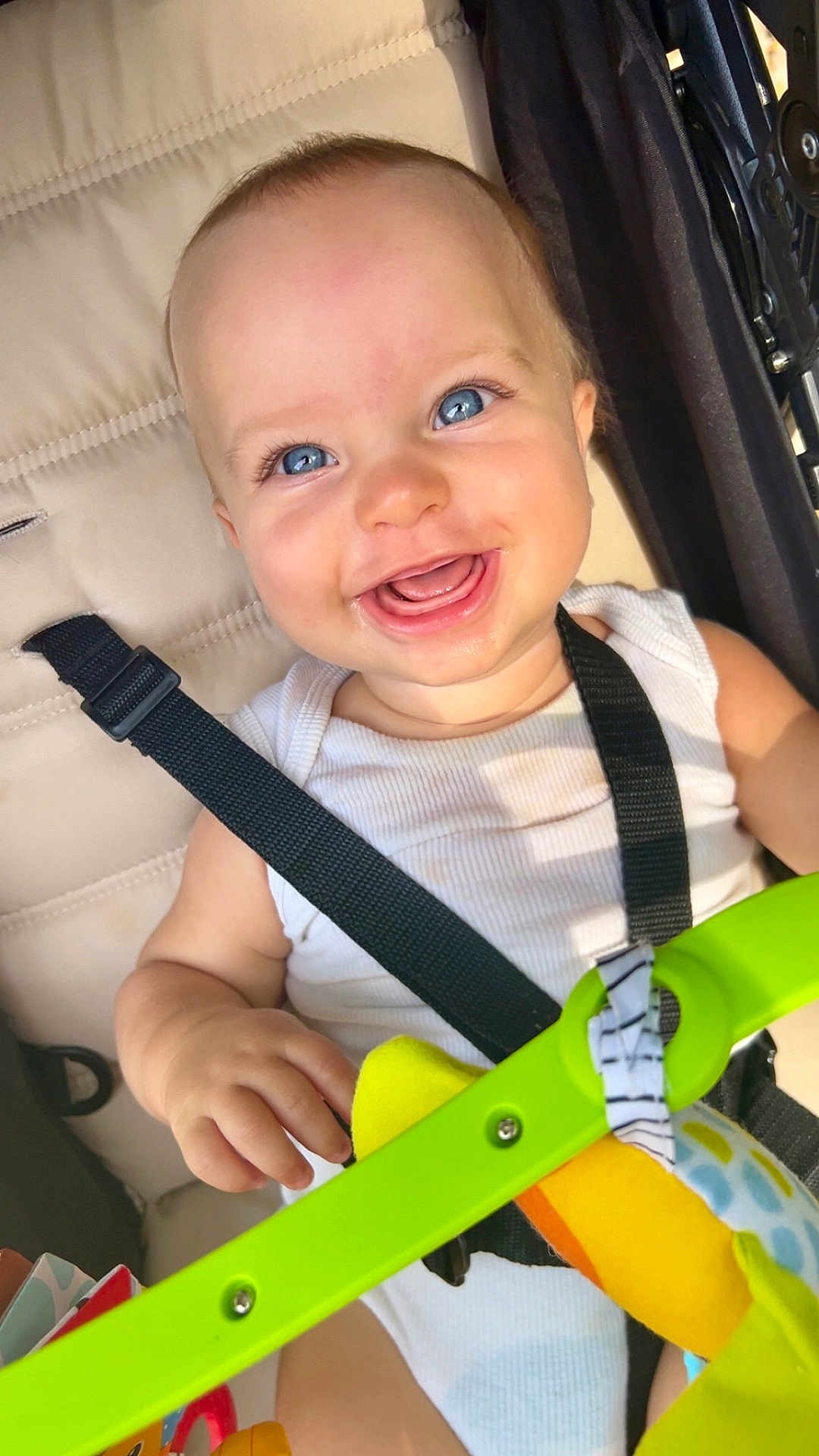 Leeroy a rejoint le concours — aidez-le/la à gagner de superbes lots ! baby, smiling, blue_eyes, stroller, toy, white_clothing, happiness, child, infant, seat_belt, colorful_toy, closeup, cute, happy, portrait, cheerful, baby_toy, child_care, person, infant_clothing