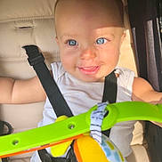Leeroy a rejoint le concours — aidez-le/la à gagner de superbes lots ! baby, child, stroller, toy, smiling, blue_eyes, sunlight, white_clothing, seatbelt, infant, happy, closeup, colorful, playful, cute, indoors, seat, person, portrait, baby_toy
