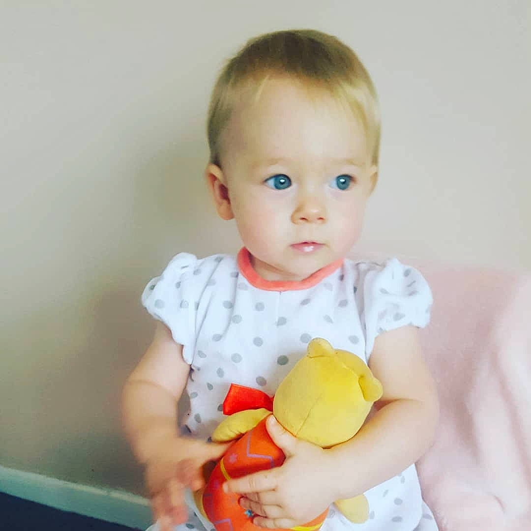 Lola participe au concours pour gagner de l'argent avec cette photo : child, infant, person, play, product, toddler, toy