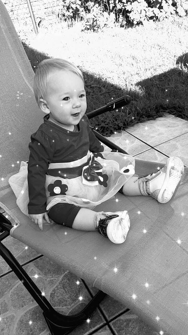 Lola a rejoint le concours — aidez-le/la à gagner de superbes lots ! black, black_and_white, car, child, fun, girl, monochrome, monochrome_photography, person, photograph, photography, sitting, snapshot, style, toddler, water, white