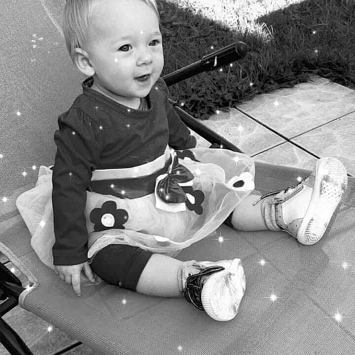 Lola a rejoint le concours — aidez-le/la à gagner de superbes lots ! black, black_and_white, car, child, fun, girl, monochrome, monochrome_photography, person, photograph, photography, sitting, snapshot, style, toddler, water, white