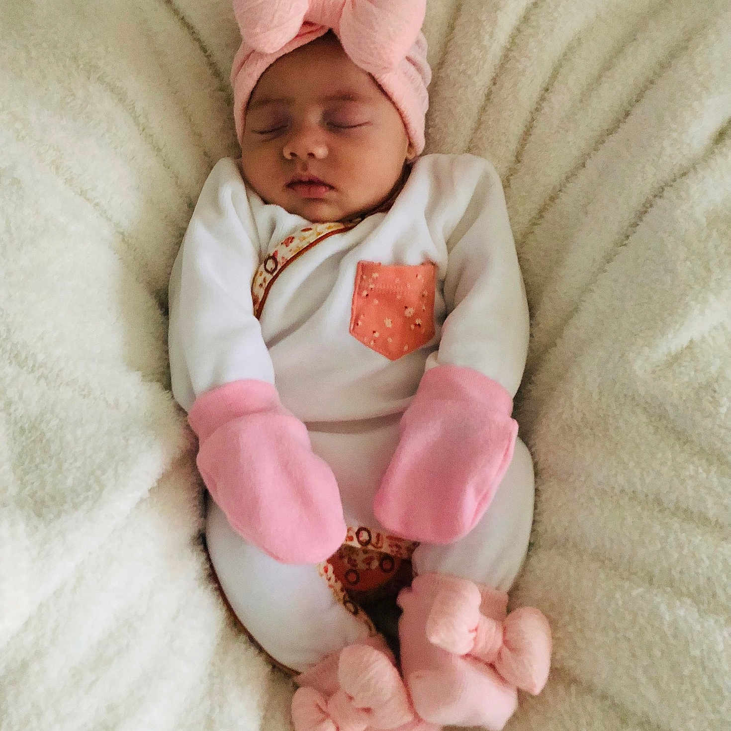 Malina participe au concours pour gagner de l'argent avec cette photo : baby, sleeping, pink_bow, mittens, booties, blanket, soft_texture, white_clothing, infant, peaceful, headband, cute, cozy, portrait, child, indoor, resting, newborn, closeup, adorable