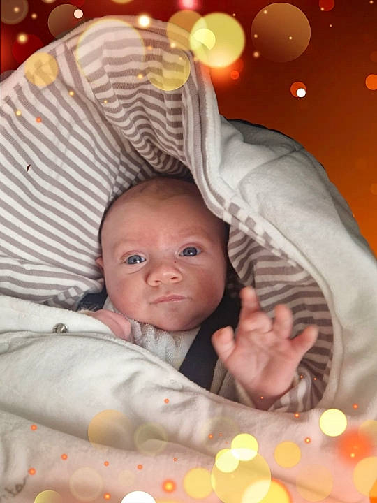 Clyde participe au concours pour gagner de l'argent avec cette photo : baby, beauty, child, comfort, event, finger, flash_photography, fun, gesture, happy, holiday, human, leisure, mouth, person, room, snapshot, thumb, toddler, tradition