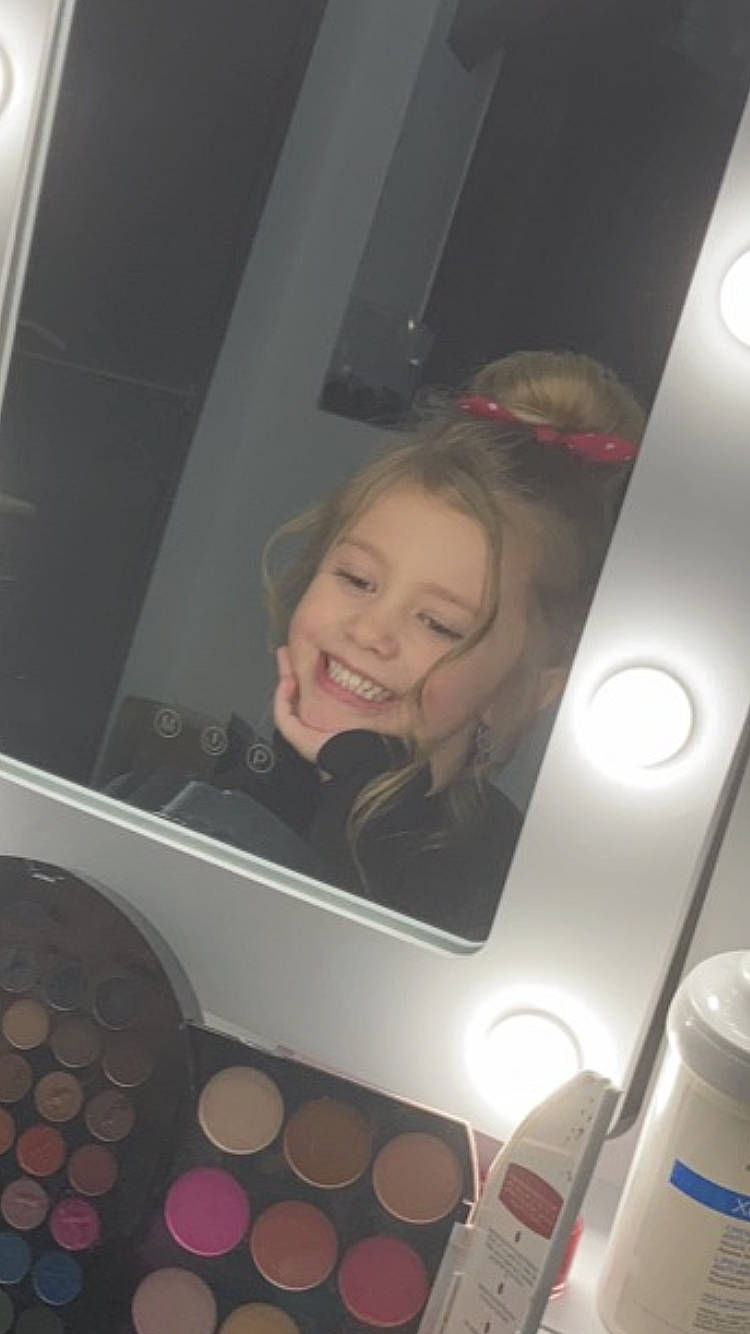 Lou participe au concours pour gagner de l'argent avec cette photo : audio_equipment, automotive_design, automotive_lighting, beauty, cheek, circle, eye, eyelash, flash_photography, fun, hairstyle, iris, joy, magenta, material_property, person, room, smile, snapshot, space