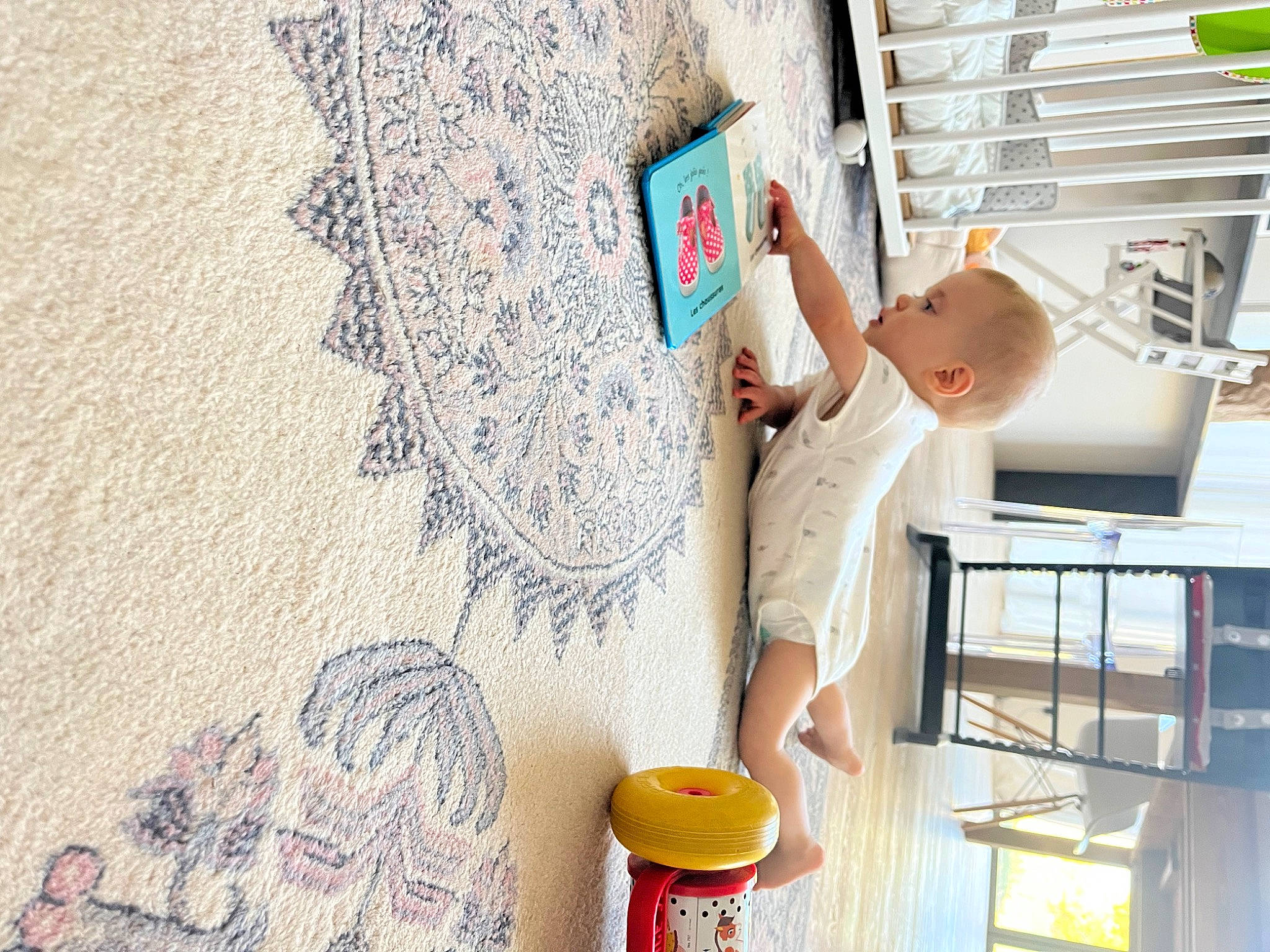 Lison participe au concours pour gagner de l'argent avec cette photo : art, ceiling, cylinder, floor, flooring, font, linens, paint, pattern, person, plaster, room, shelving, t_shirt, visual_arts, wood