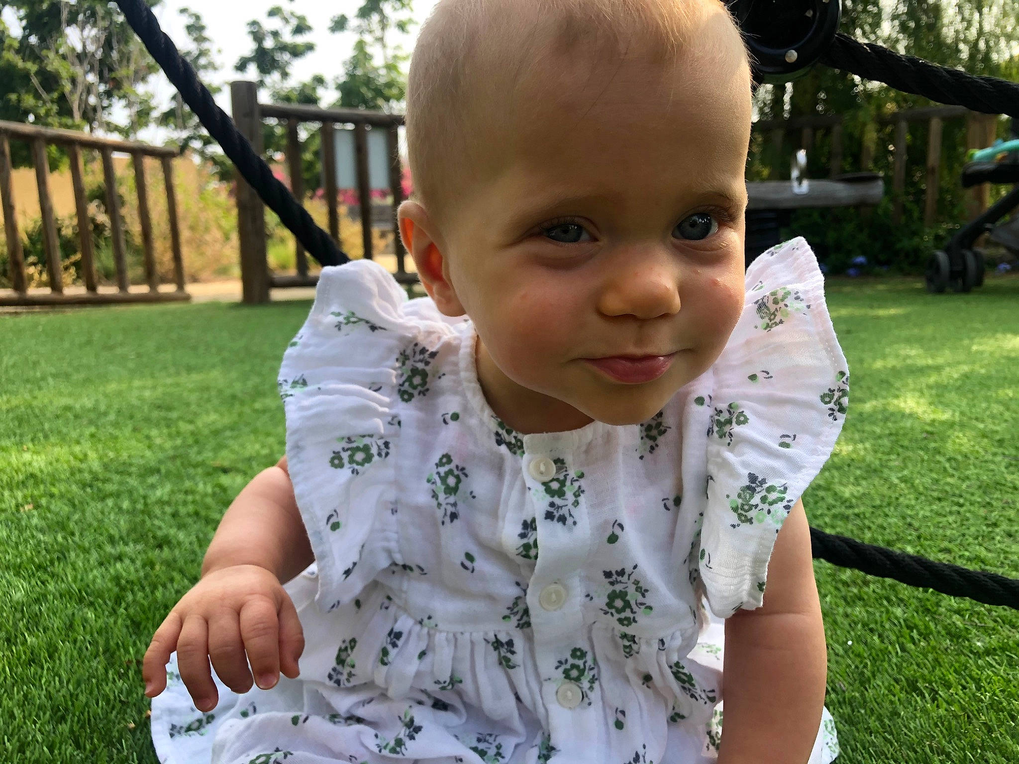Lison a rejoint le concours — aidez-le/la à gagner de superbes lots ! baby, baby_toddler_clothing, botany, cheek, dress, finger, fun, grass, happy, leaf, leisure, nose, people, person, plant, skin, smile, summer, sunlight, toddler