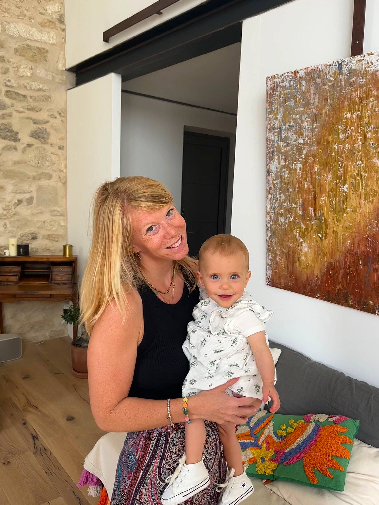 Lison a rejoint le concours — aidez-le/la à gagner de superbes lots ! art, baby, bag, child, event, floor, flooring, fun, happy, joy, leisure, living_room, luggage_and_bags, person, room, sitting, smile, t_shirt, toddler, vacation