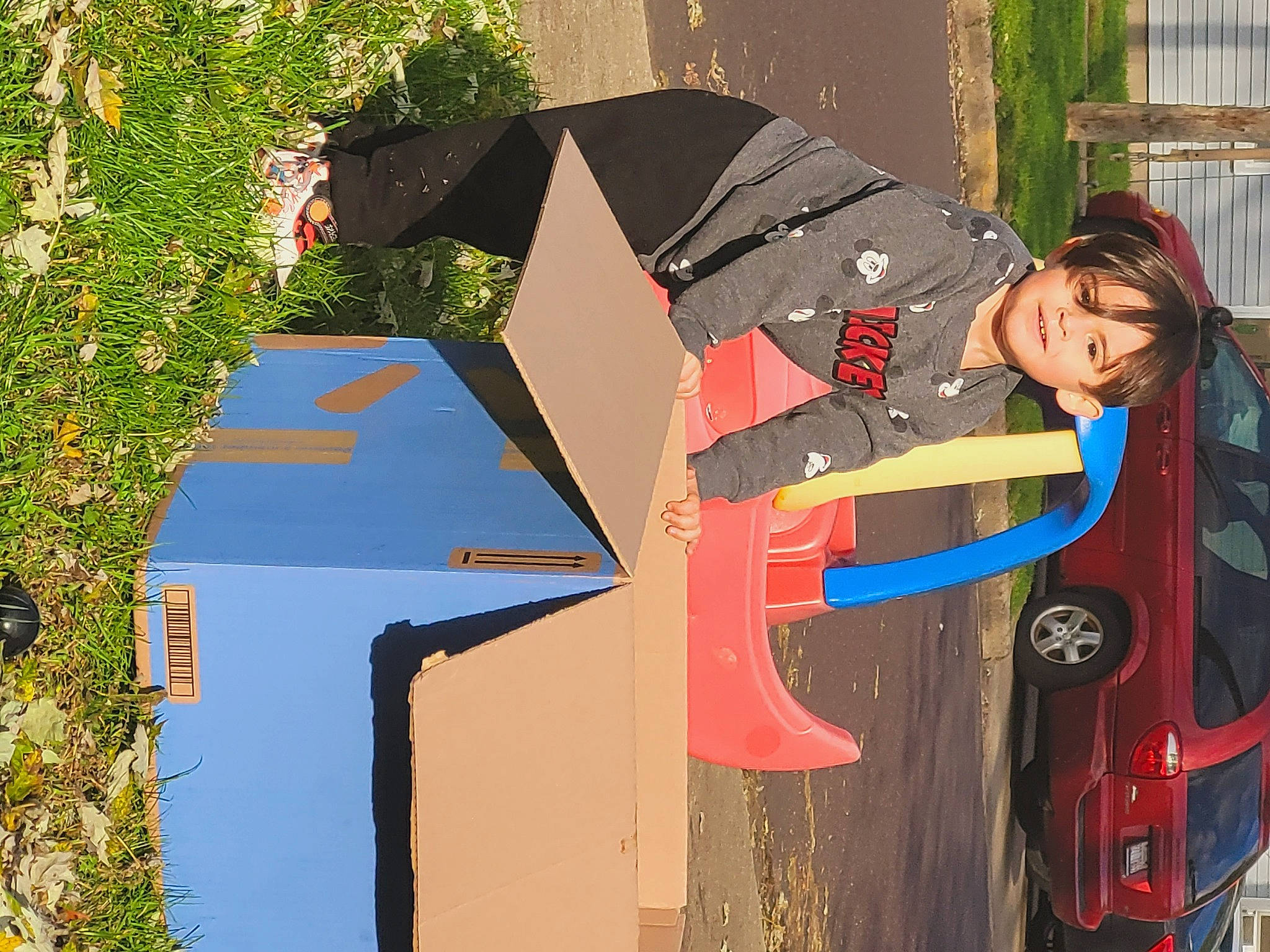 King is registered to the contest to win money with this photo: art, automotive_exterior, fashion_accessory, fun, grass, leisure, mural, person, plant, street_fashion, suit, tree, vehicle_door, visual_arts