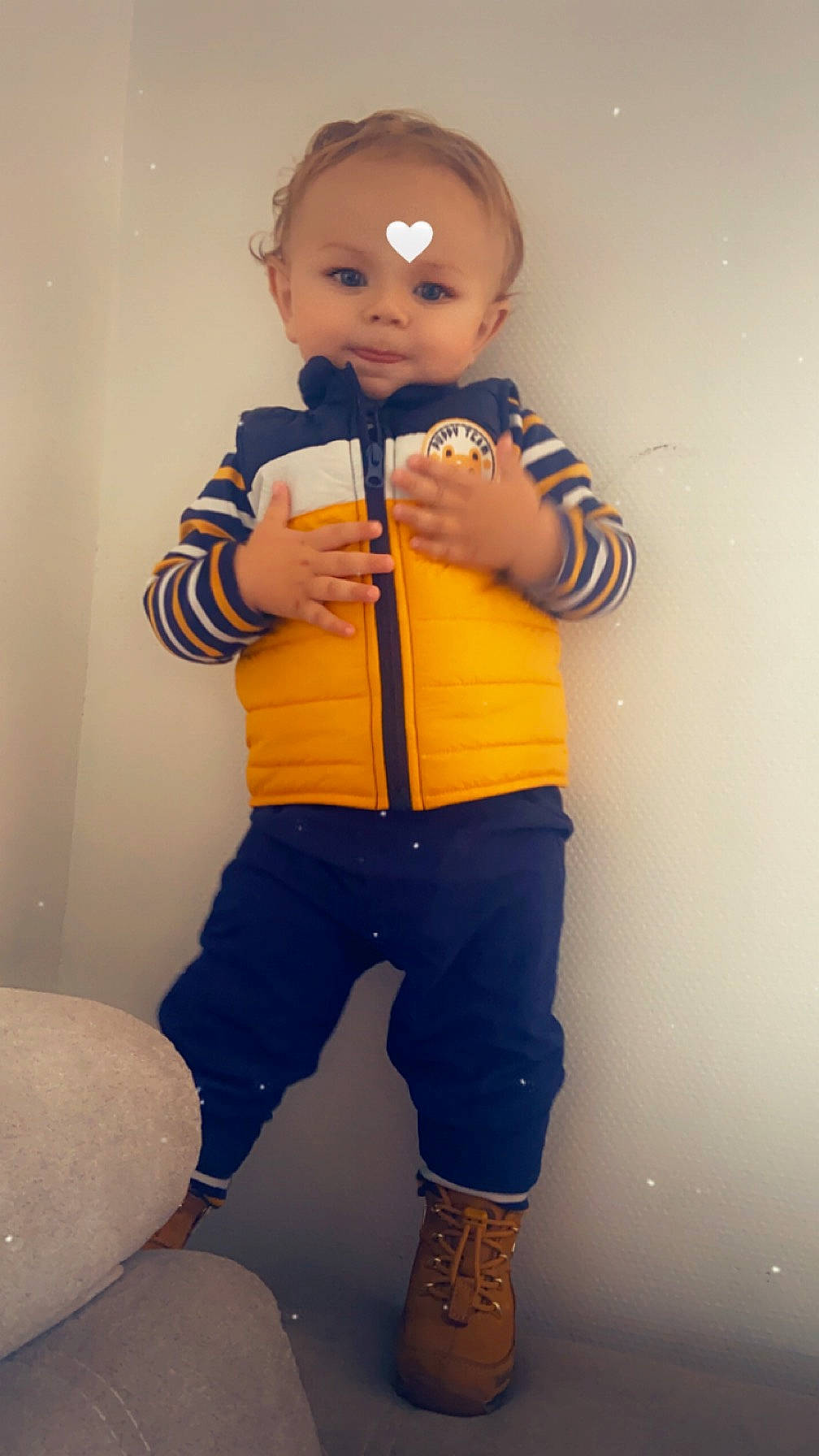 Mylan participe au concours pour gagner de l'argent avec cette photo : baby, baby_toddler_clothing, child, electric_blue, eye, face, hair, happy, human_leg, knee, leg, nose, person, shoulder, sleeve, smile, standing, t_shirt, thigh, toddler