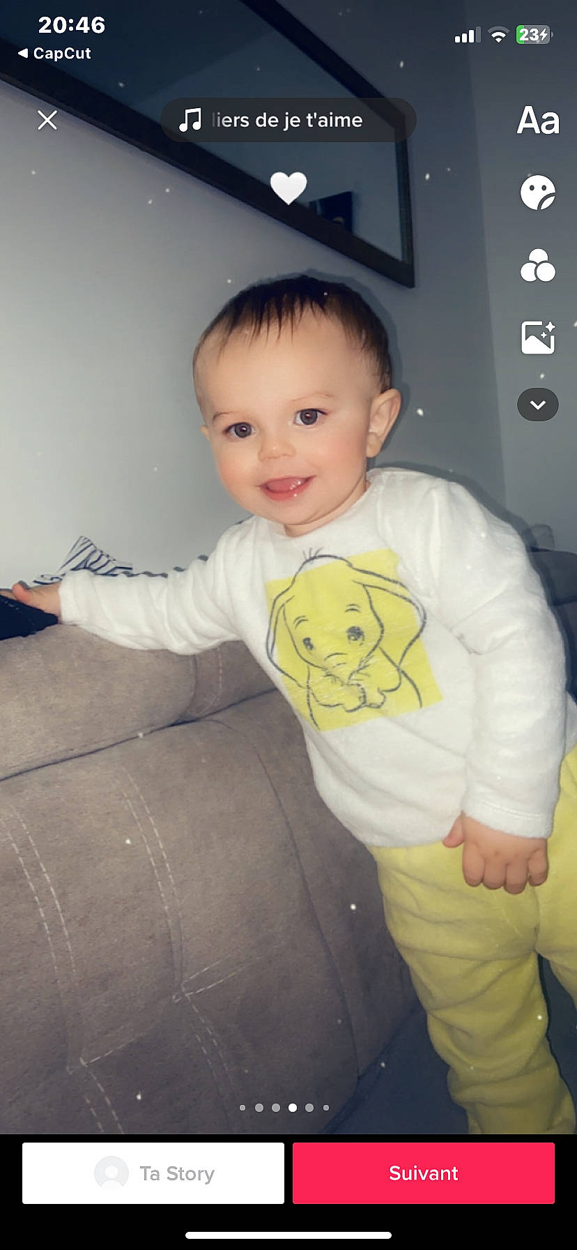 Mylan a rejoint le concours — aidez-le/la à gagner de superbes lots ! baby, baby_toddler_clothing, cheek, child, comfort, couch, flash_photography, flooring, fun, gas, hair, happy, head, joy, pattern, person, room, sleeve, smile, standing