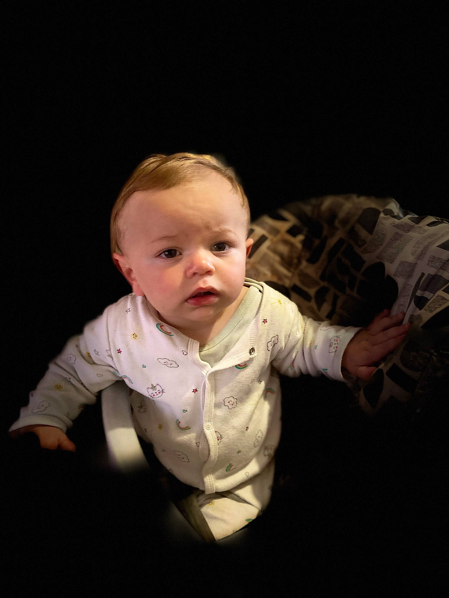 Mylan a rejoint le concours — aidez-le/la à gagner de superbes lots ! arm, baby, baby_toddler_clothing, cheek, chin, collar, comfort, darkness, eyebrow, flash_photography, flooring, happy, head, iris, lip, nose, person, sitting, sleeve, toddler