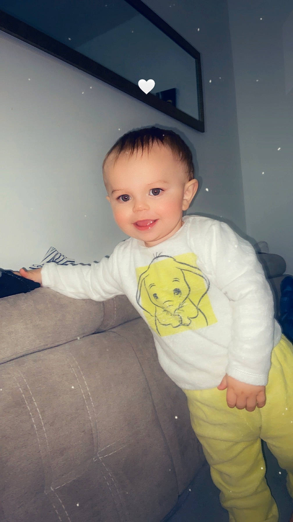Mylan participe au concours pour gagner de l'argent avec cette photo : baby, baby_toddler_clothing, cheek, child, comfort, couch, flash_photography, flooring, fun, happy, joy, long_sleeved_t_shirt, nightwear, pajamas, pattern, person, room, sitting, sleeve, smile