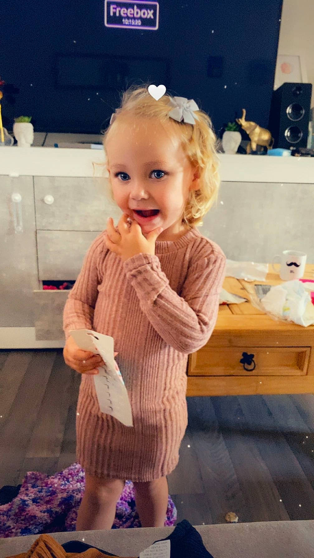 Liya a rejoint le concours — aidez-le/la à gagner de superbes lots ! baby_toddler_clothing, blond, child, drawer, face, fashion_accessory, flooring, fun, happy, joint, person, pink, purple, shoulder, sitting, skin, sleeve, smile, sock, thumb