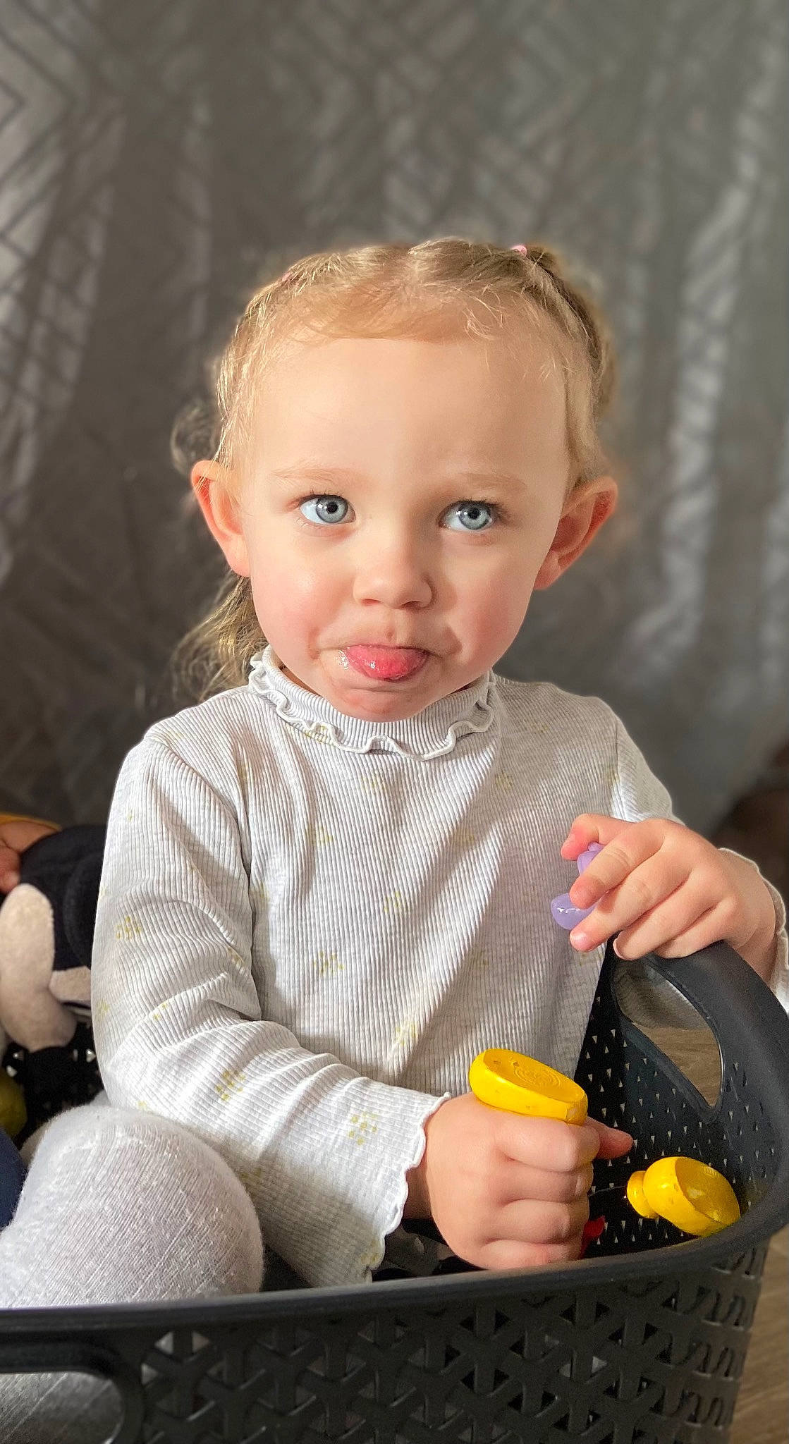 Liya participe au concours pour gagner de l'argent avec cette photo : baby, baby_products, baby_toddler_clothing, cheek, child, facial_expression, fun, hand, happy, human, iris, lip, natural_foods, person, plant, portrait_photography, sitting, skin, sweet_corn, toddler