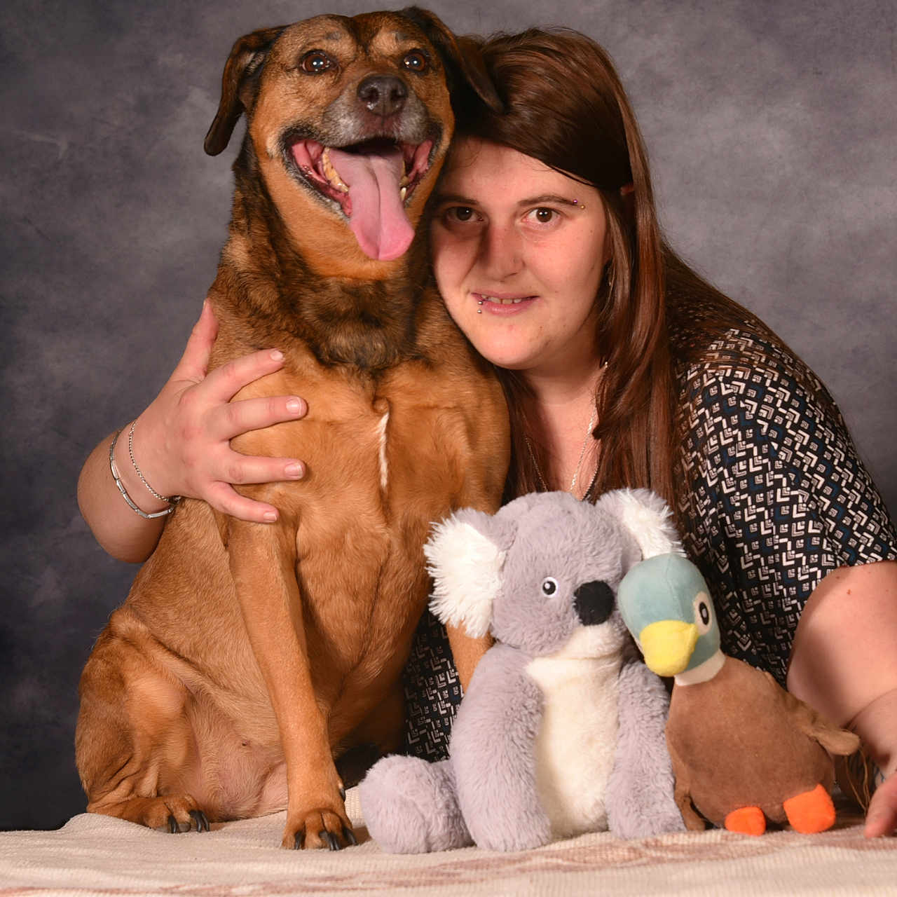 Iris participe au concours pour gagner de l'argent avec cette photo : adult, animal, bodypart, canine, dog, face, female, finger, hand, happy, head, hound, person, pet, photography, plush, portrait, smile, toy, woman
