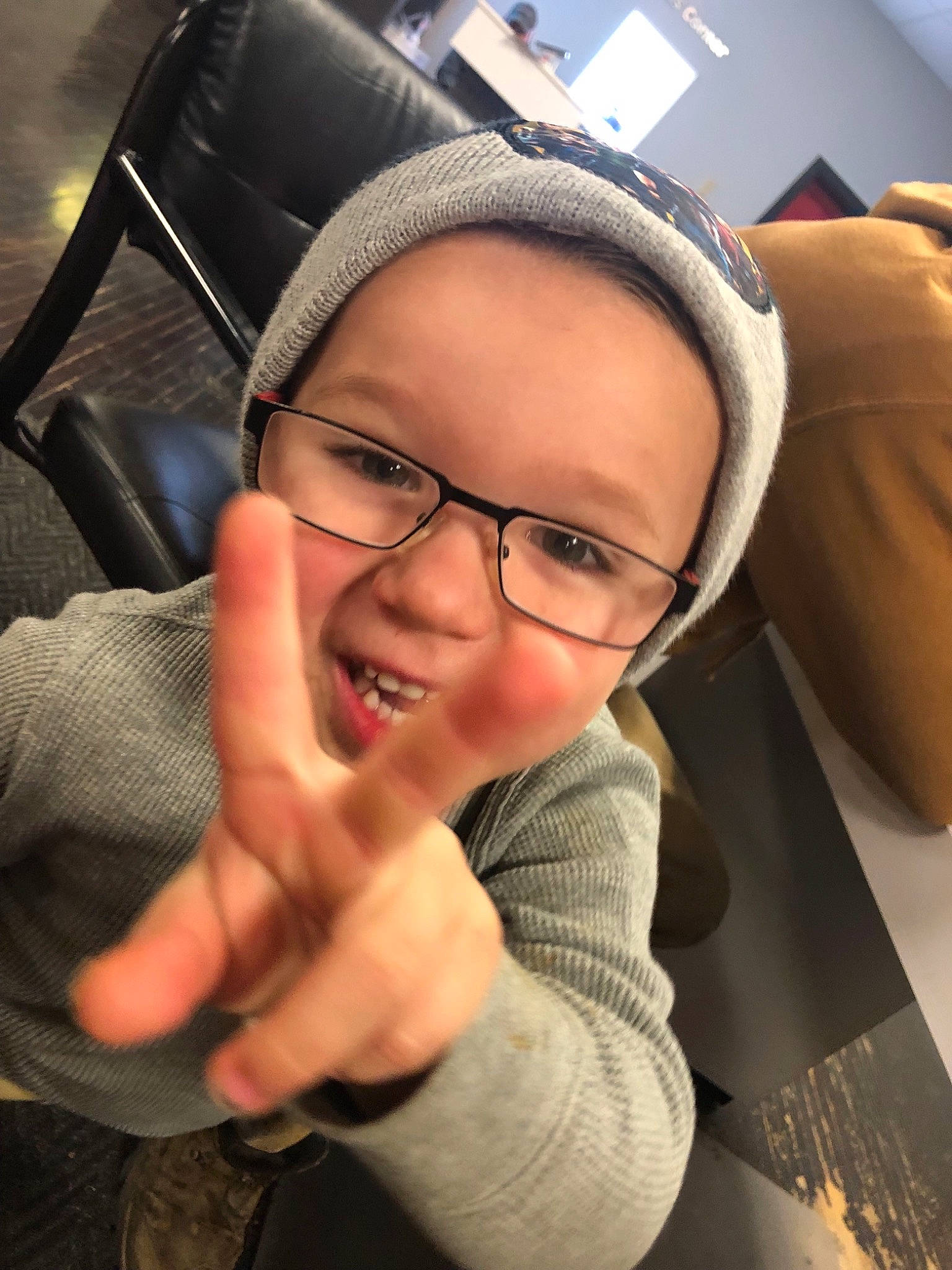 Kohle is registered to the contest to win money with this photo: cool, ear, eyewear, finger, forehead, gesture, glasses, hand, head, headgear, jaw, mouth, nail, person, photography, selfie, smile, thumb, vision_care