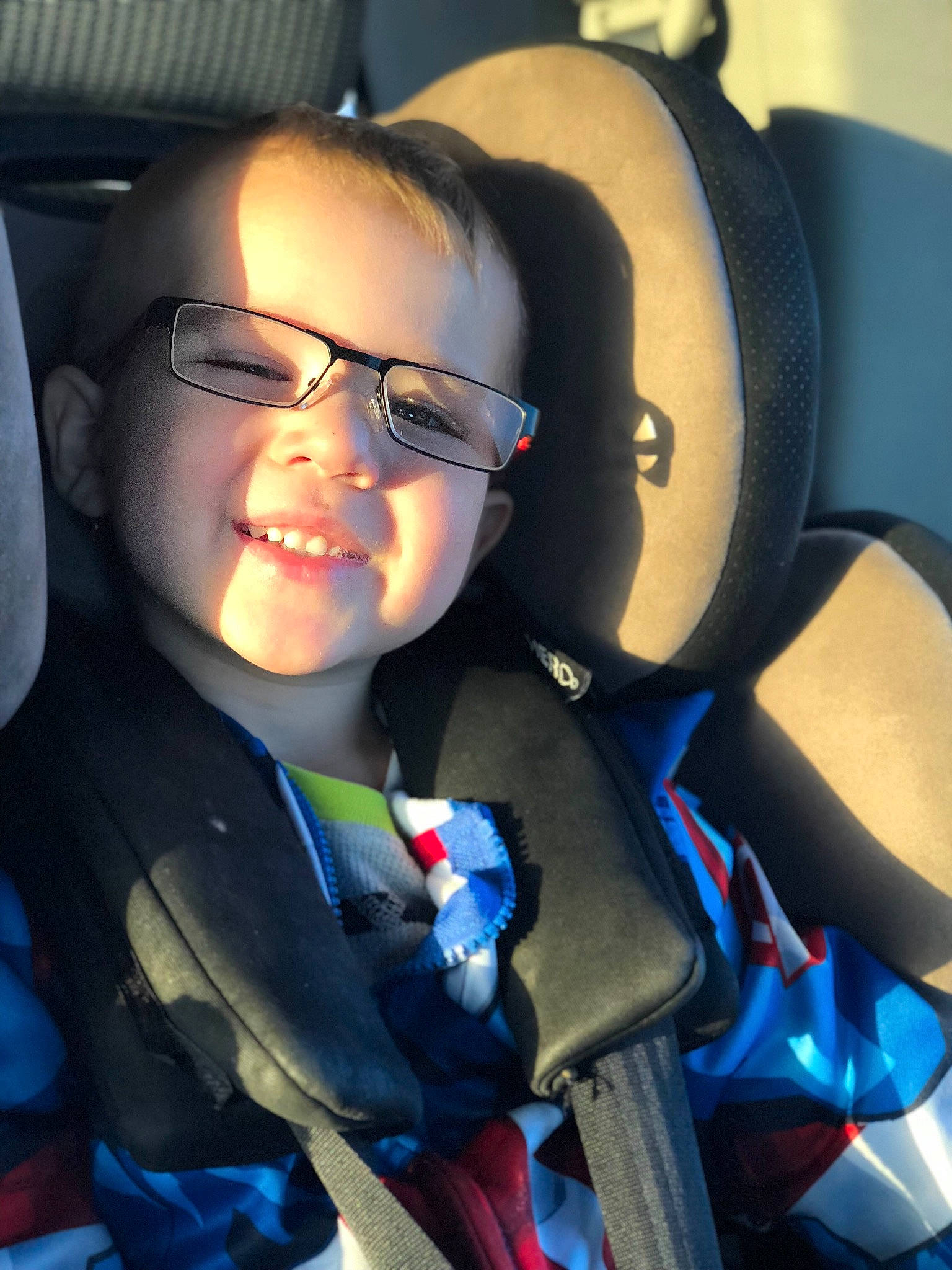 Kohle is registered to the contest to win money with this photo: auto_part, car_seat, eyewear, glasses, head_restraint, joy, person, seat_belt, smile