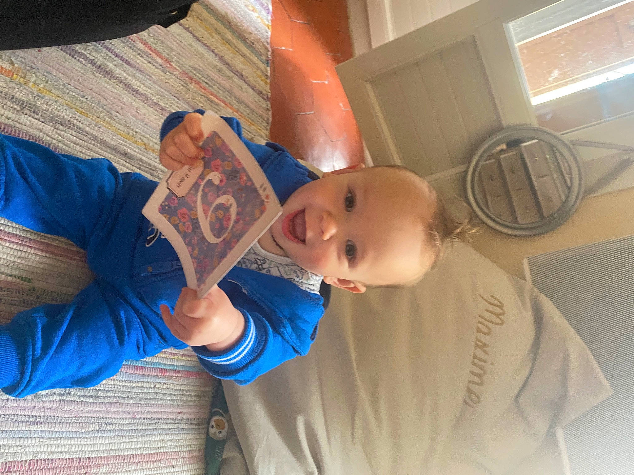 Maxime participe au concours pour gagner de l'argent avec cette photo : baby, baby_toddler_clothing, child, comfort, elbow, electric_blue, finger, fun, happy, hat, laundry_room, leisure, mechanical_fan, person, room, sitting, sleeve, smile, t_shirt, toddler