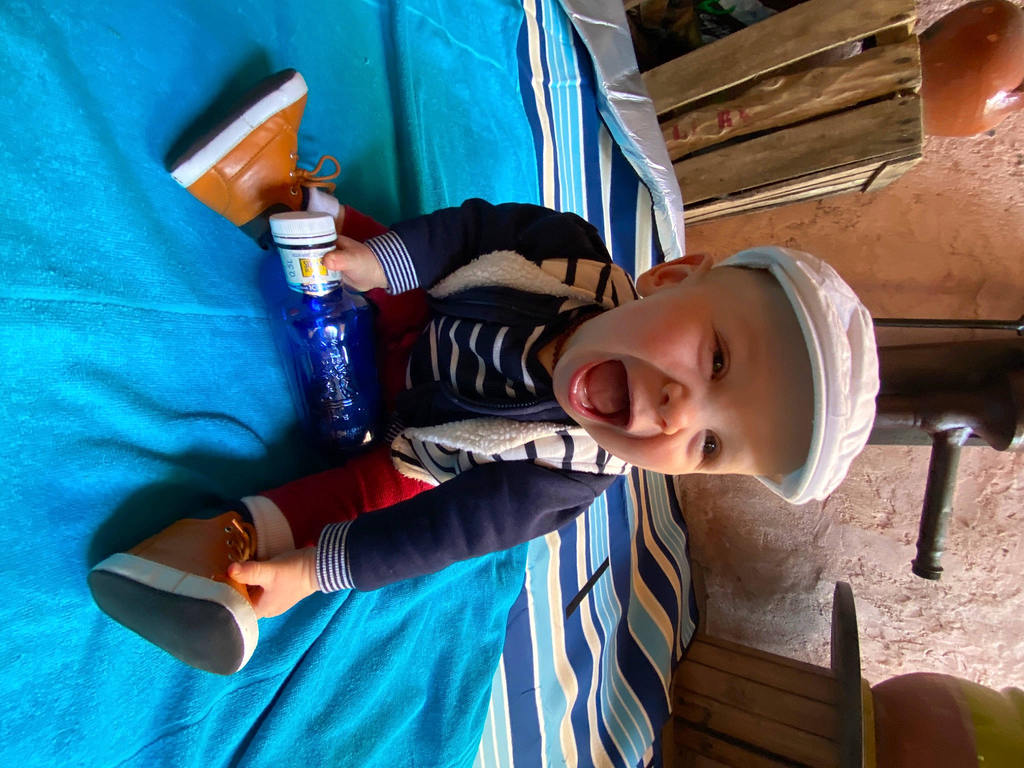 Maxime a rejoint le concours — aidez-le/la à gagner de superbes lots ! baby, blue, child, elbow, electric_blue, fun, happy, hat, headwear, leisure, mouth, person, play, recreation, sitting, smile, t_shirt, toddler, vacation, water