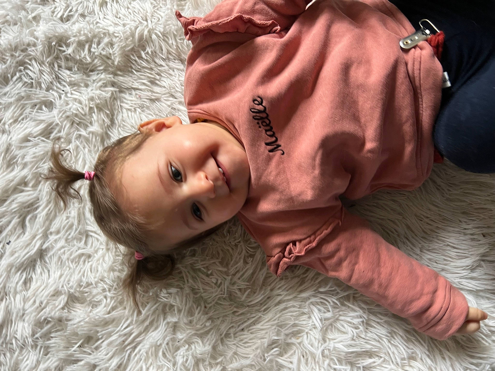 Maëlle a rejoint le concours — aidez-le/la à gagner de superbes lots ! baby, blond, brown_hair, child, comfort, face, flash_photography, flooring, fun, fur, grass, happy, joy, linens, person, portrait_photography, sitting, skin, sleeve, smile
