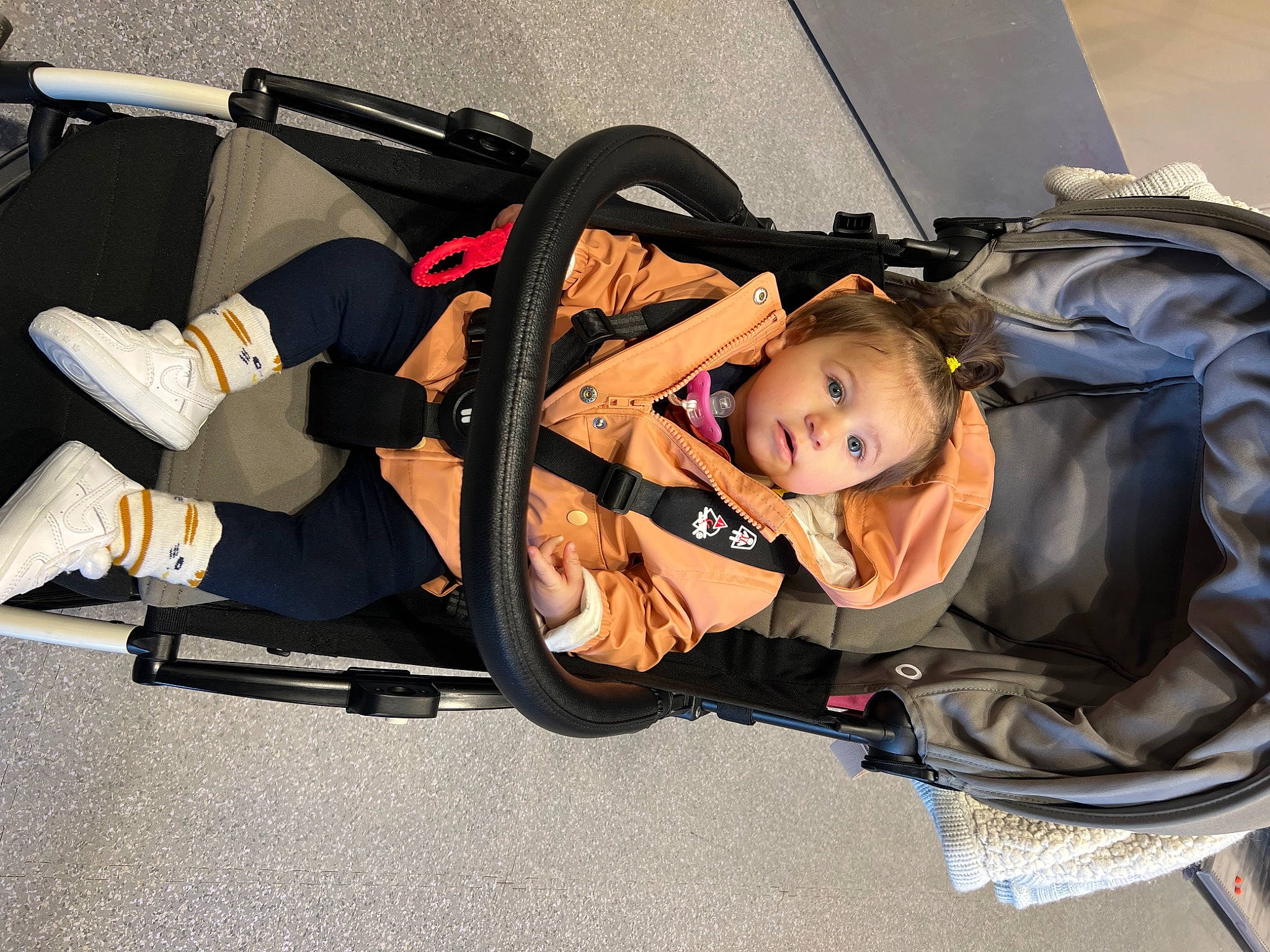 Maëlle a rejoint le concours — aidez-le/la à gagner de superbes lots ! auto_part, automotive_design, automotive_exterior, automotive_tire, automotive_wheel_system, baby_carriage, baby_products, bag, bumper, comfort, family_car, luxury_vehicle, motor_vehicle, person, rim, tire, toddler, transport, vehicle, vehicle_door