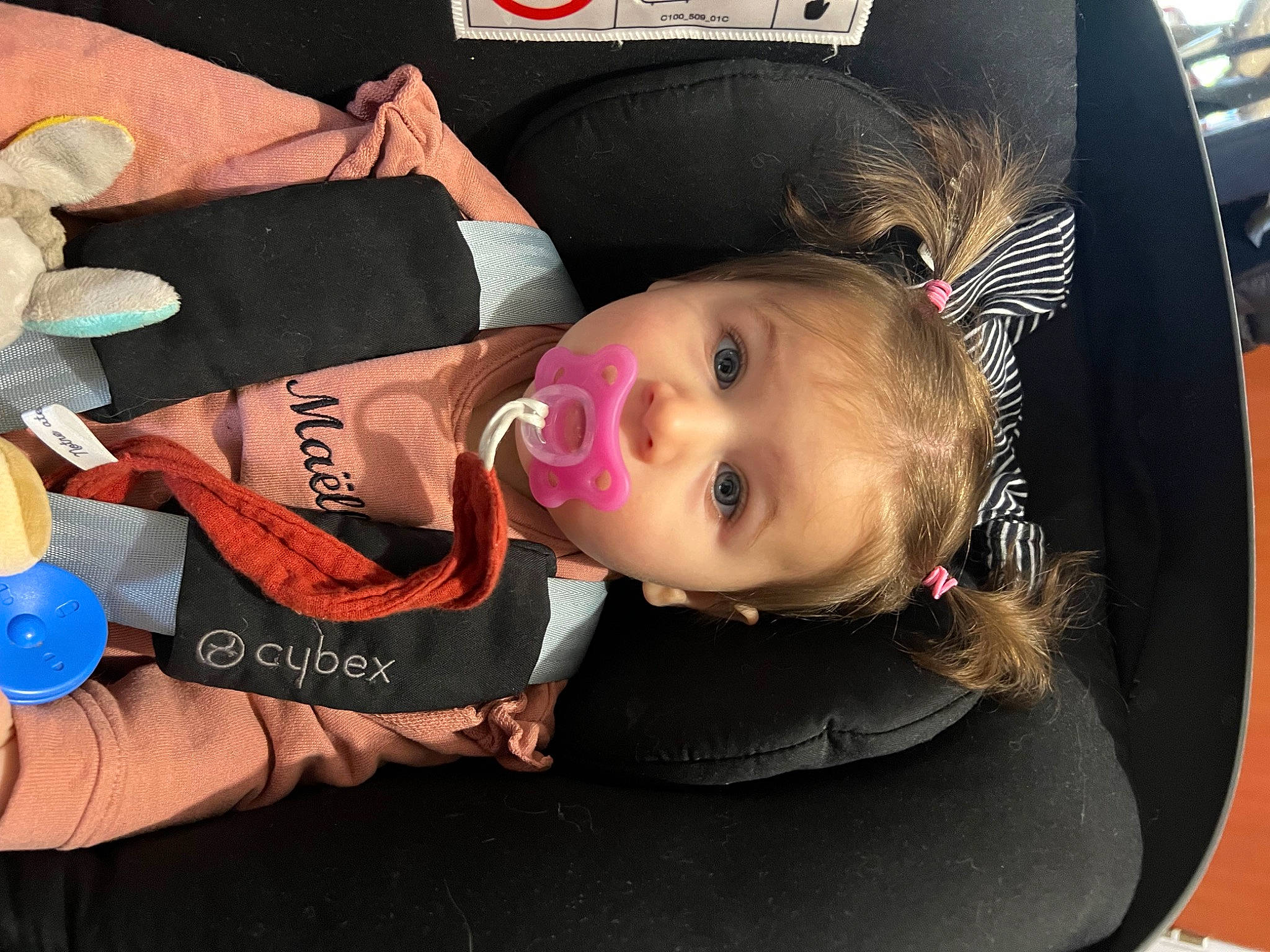 Maëlle participe au concours pour gagner de l'argent avec cette photo : auto_part, baby, baby_products, baby_toddler_clothing, car_seat, cheek, child, eyelash, fashion_accessory, fun, happy, luxury_vehicle, person, sitting, sleeve, toddler, toy, trunk, vehicle_door