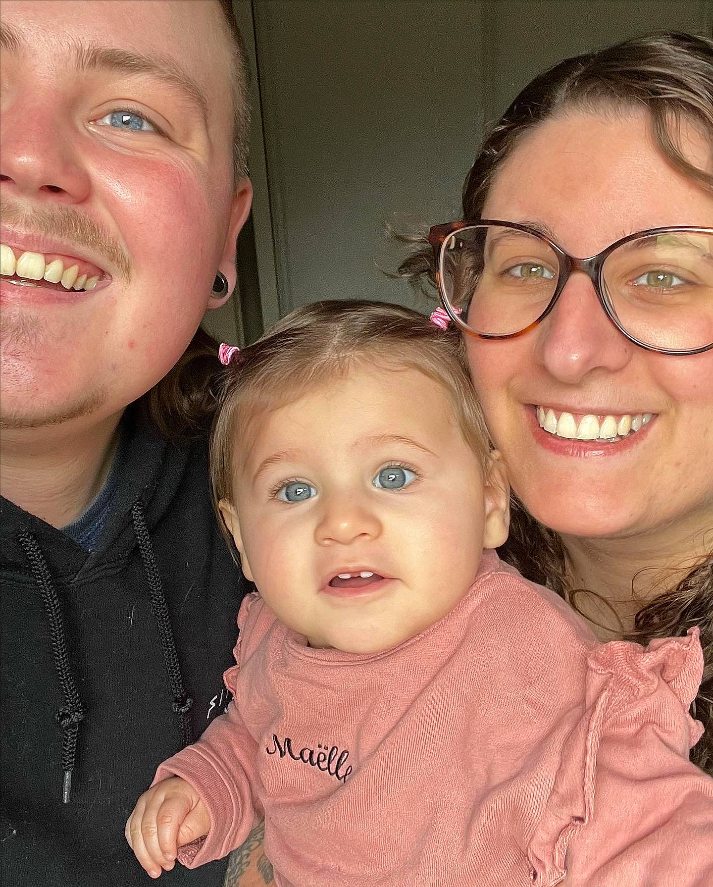 Maëlle a rejoint le concours — aidez-le/la à gagner de superbes lots ! cheek, chin, cool, ear, eye, eyebrow, forehead, fun, gesture, glasses, hairstyle, happy, iris, joy, lip, mouth, nose, organ, person, skin