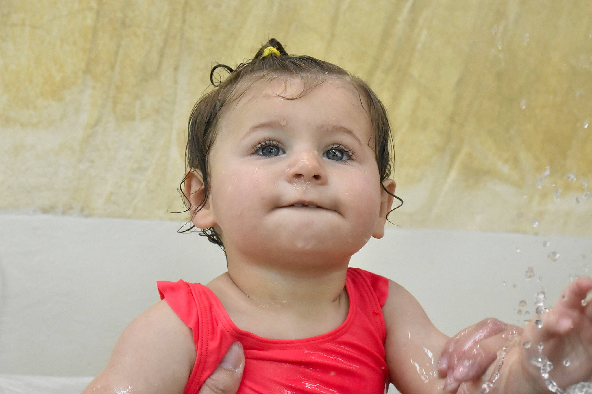 Maëlle a rejoint le concours — aidez-le/la à gagner de superbes lots ! baby_toddler_clothing, cheek, chin, ear, eye, eyelash, face, facial_expression, gesture, hair, hand, happy, head, iris, lip, mouth, nose, person, skin, toddler