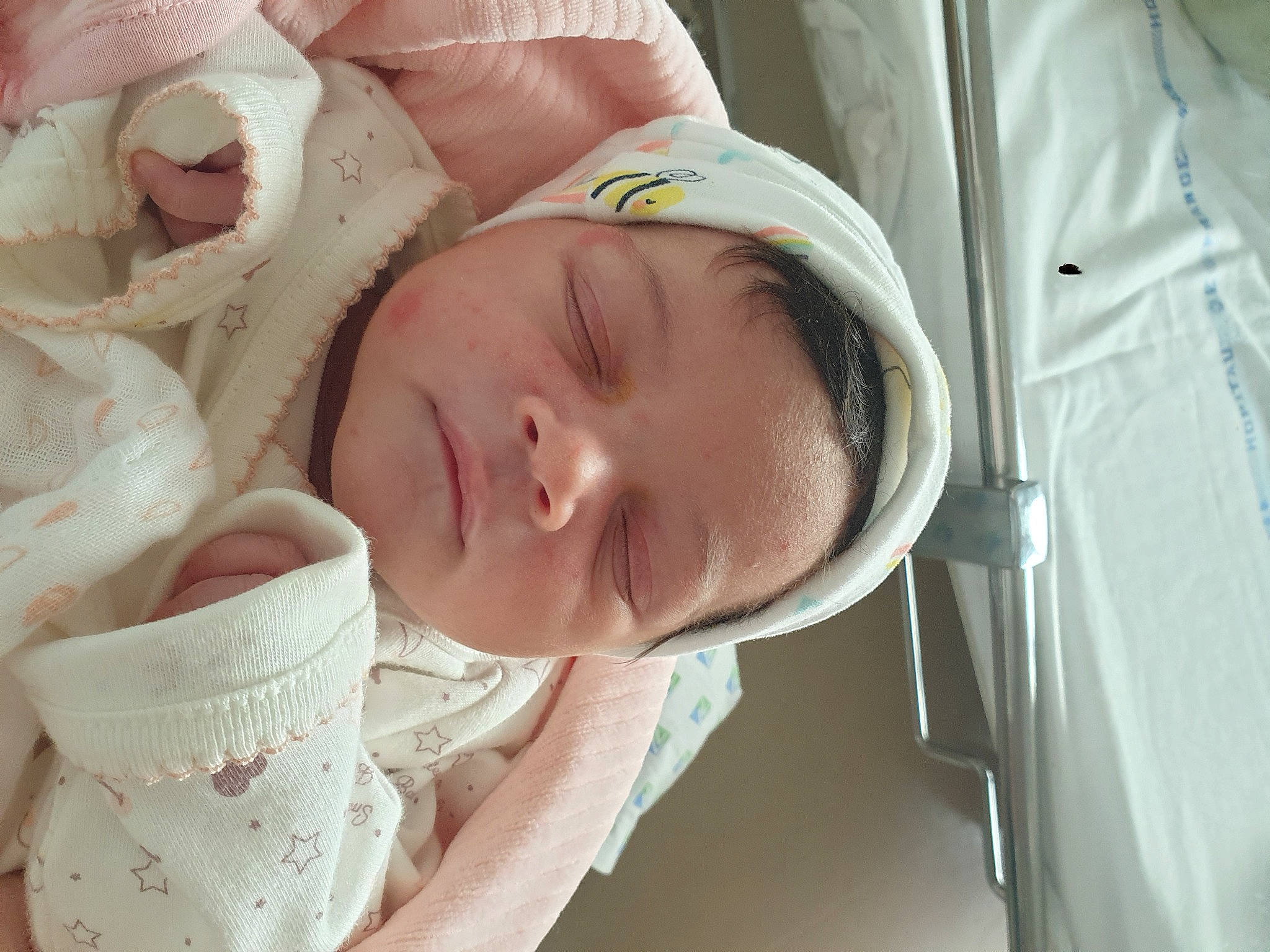 Jade participe au concours pour gagner de l'argent avec cette photo : baby, baby_products, baby_sleeping, bedtime, cheek, child, comfort, ear, eyelash, fashion_accessory, headgear, helmet, linens, nap, nose, peach, person, skin, sunglasses, toddler