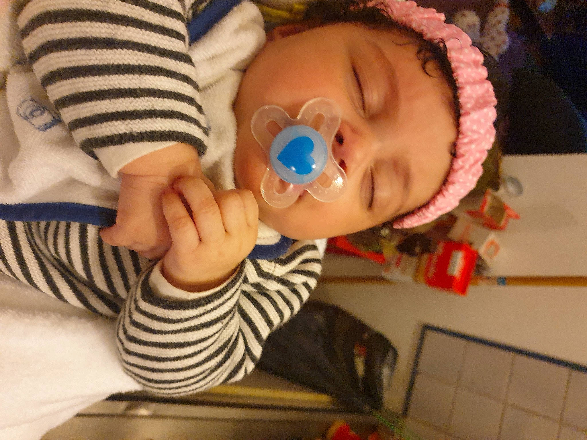 Jade a rejoint le concours — aidez-le/la à gagner de superbes lots ! baby, baby_products, baby_toddler_clothing, cheek, child, drinkware, eyelash, finger, happy, mouth, nail, nose, pattern, person, play, room, sitting, sleeve, smile, thumb