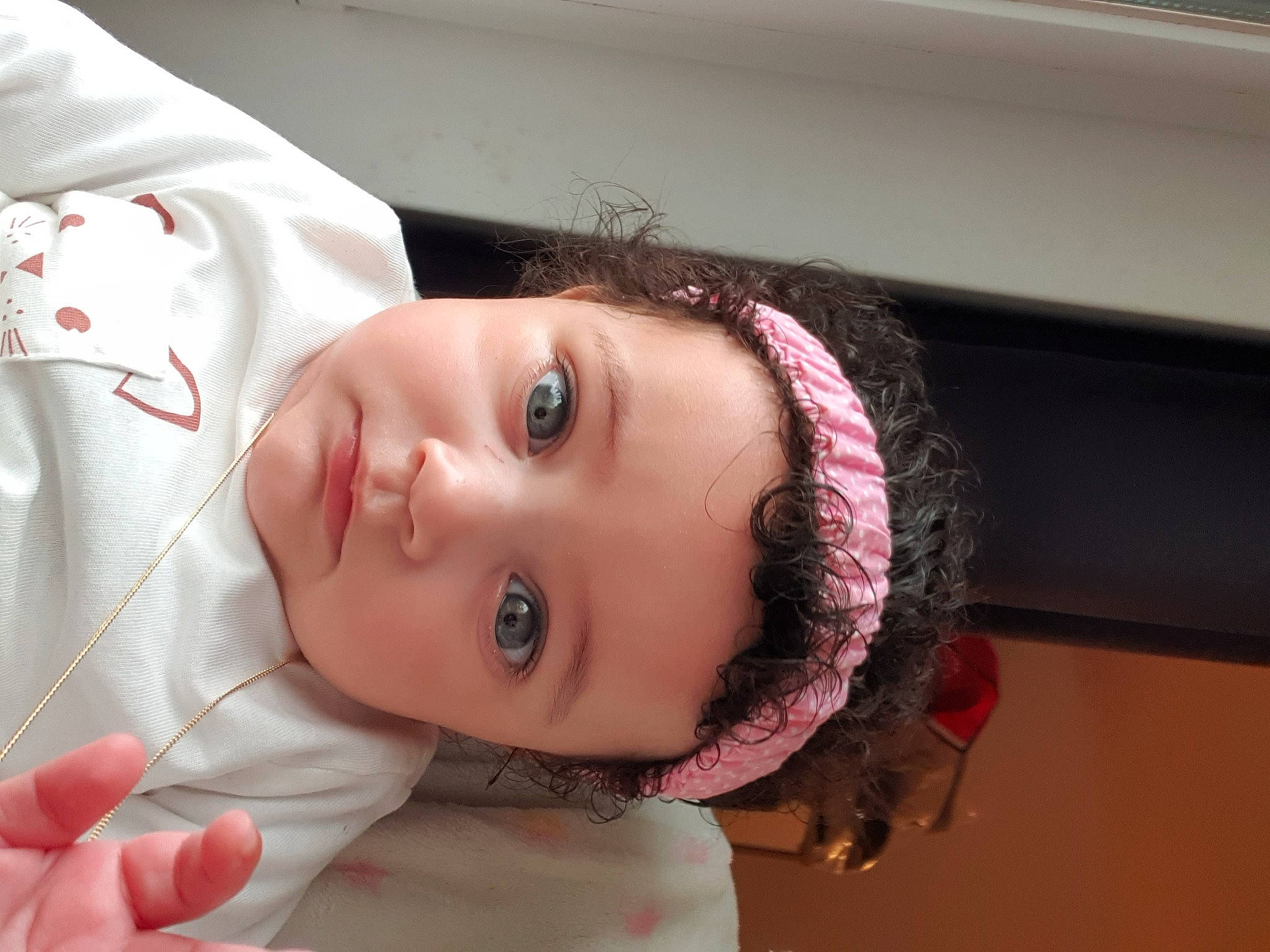 Jade a rejoint le concours — aidez-le/la à gagner de superbes lots ! cheek, eye, eyebrow, eyelash, face, flash_photography, happy, headgear, headwear, iris, lip, mouth, neck, nose, person, pink, plant, skin, smile, toddler