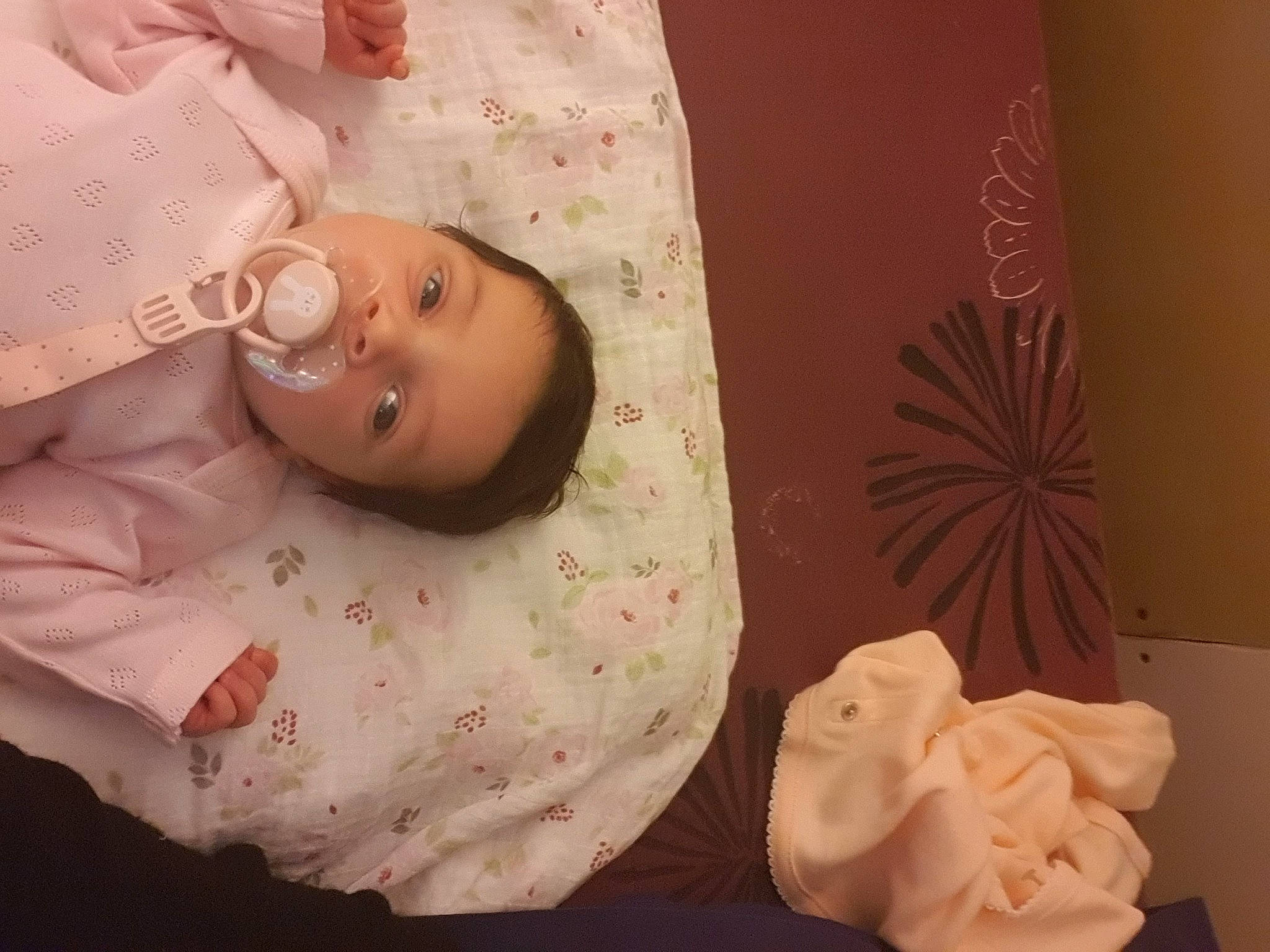 Jade participe au concours pour gagner de l'argent avec cette photo : baby, baby_products, baby_safety, baby_sleeping, baby_toddler_clothing, bedding, bedtime, cheek, child, comfort, flesh, happy, human_body, linens, pattern, peach, person, pink, room, textile