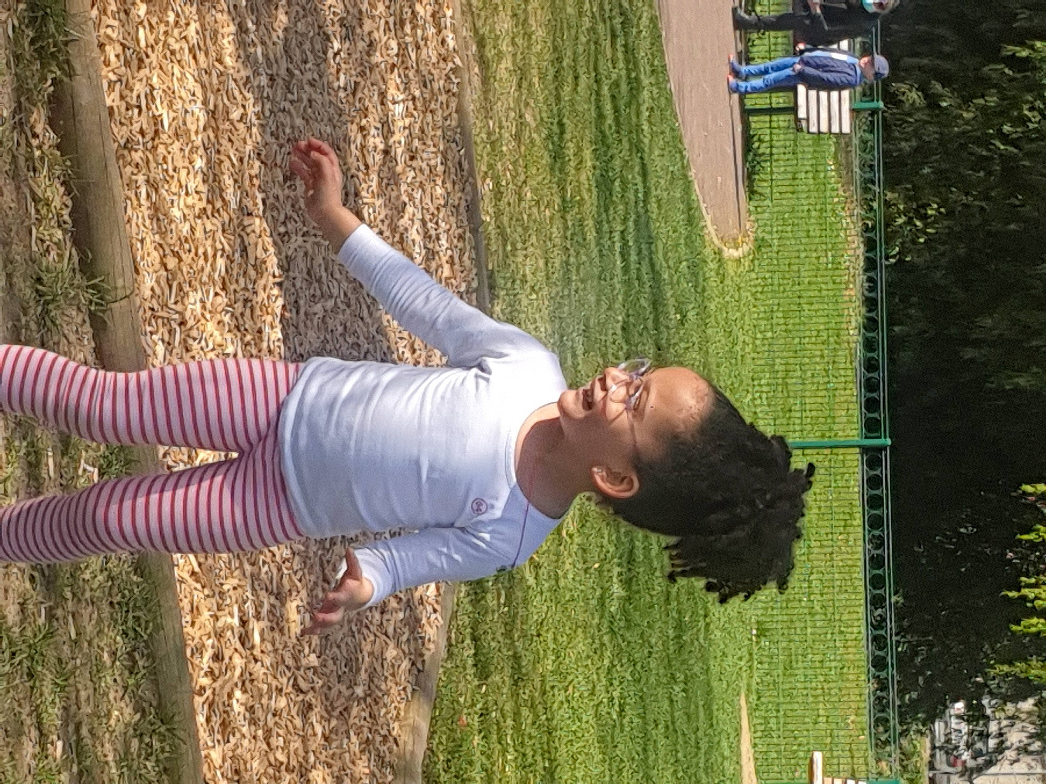 Emma a rejoint le concours — aidez-le/la à gagner de superbes lots ! child, fun, grass, grass_family, grassland, green, happy, lawn, leisure, nature, net, people_in_nature, person, plant, recreation, smile, summer, toddler, tree, woody_plant