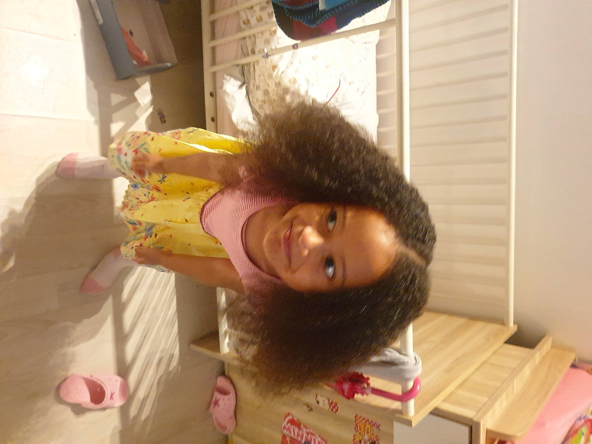 Emma a rejoint le concours — aidez-le/la à gagner de superbes lots ! bangs, child, flooring, fun, fur, hair, hair_coloring, happy, joy, party, person, room, selfie, smile