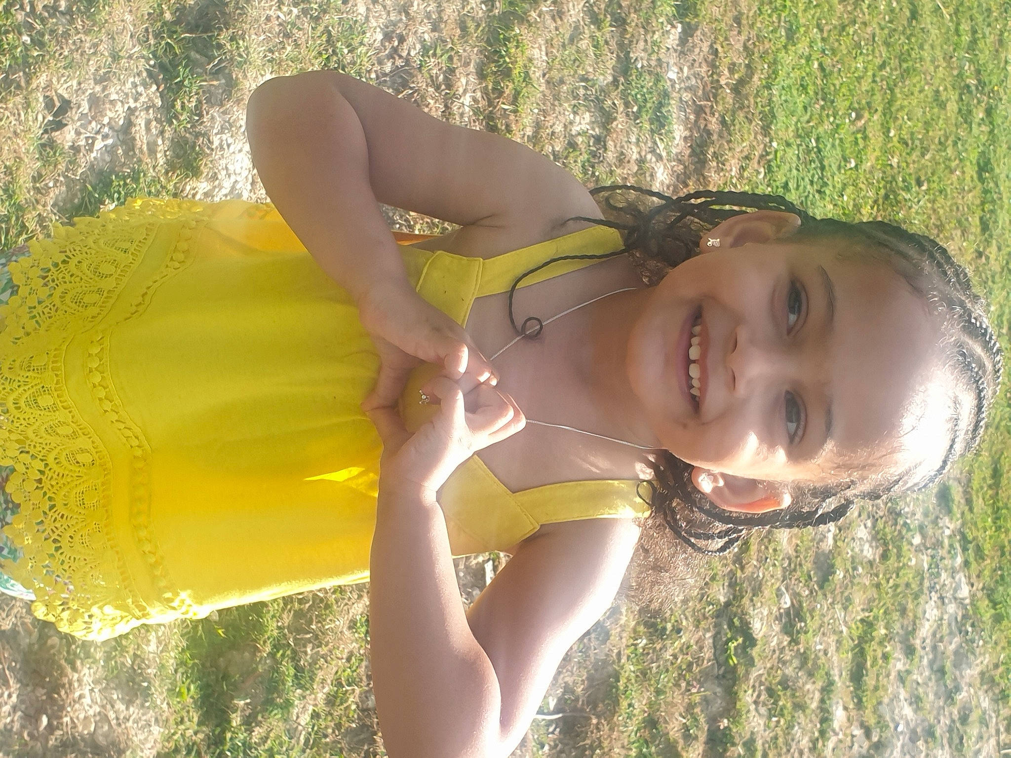 Emma a rejoint le concours — aidez-le/la à gagner de superbes lots ! dress, flash_photography, grass, grassland, hairstyle, happy, human_body, joy, leaf, leisure, morning, natural_environment, nature, people_in_nature, person, plant, skin, sky, smile, summer