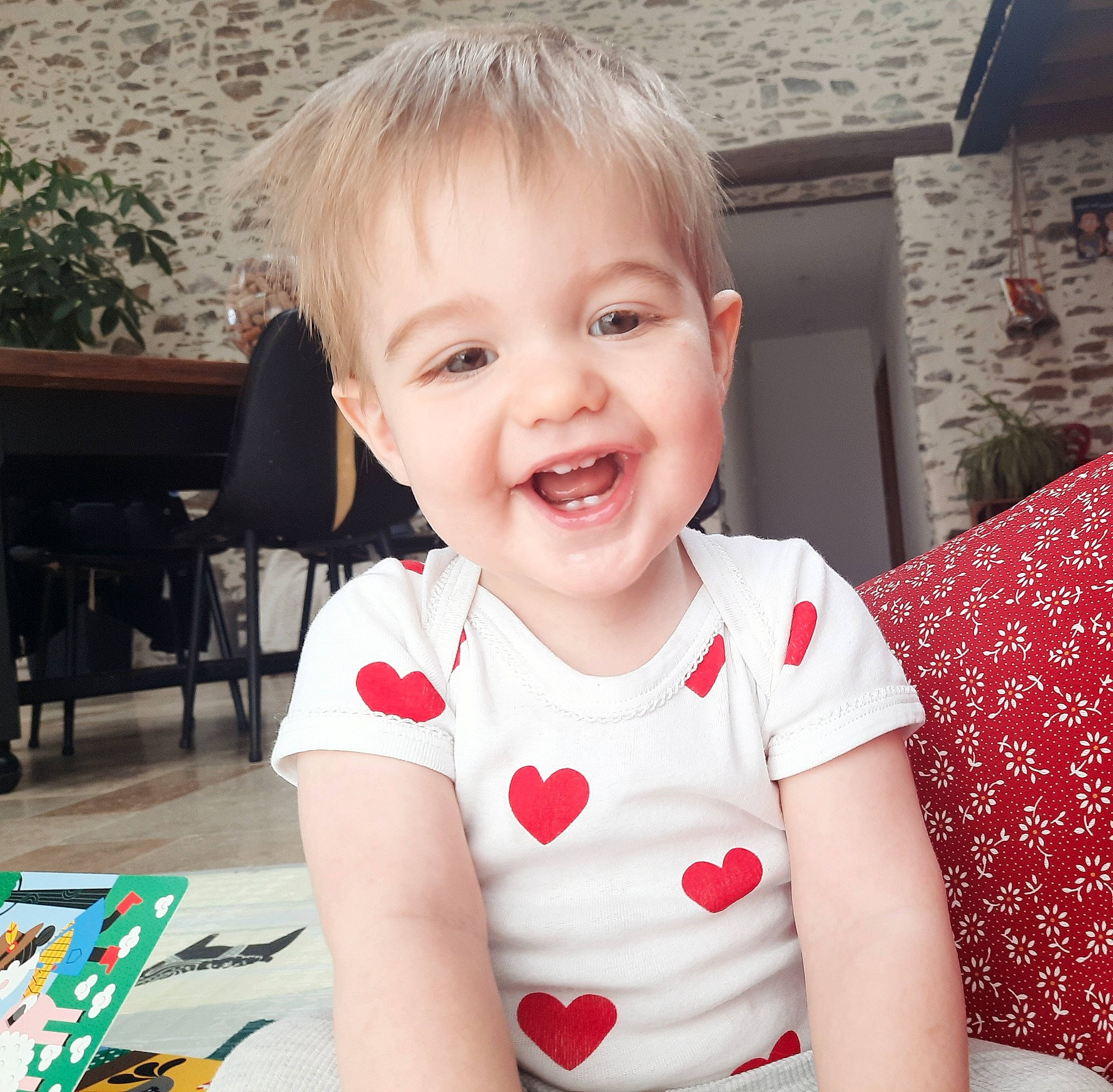Eliot a rejoint le concours — aidez-le/la à gagner de superbes lots ! baby, baby_toddler_clothing, cheek, child, chin, eye, fun, happy, head, iris, joy, lip, people, person, plant, sitting, skin, sleeve, smile, summer