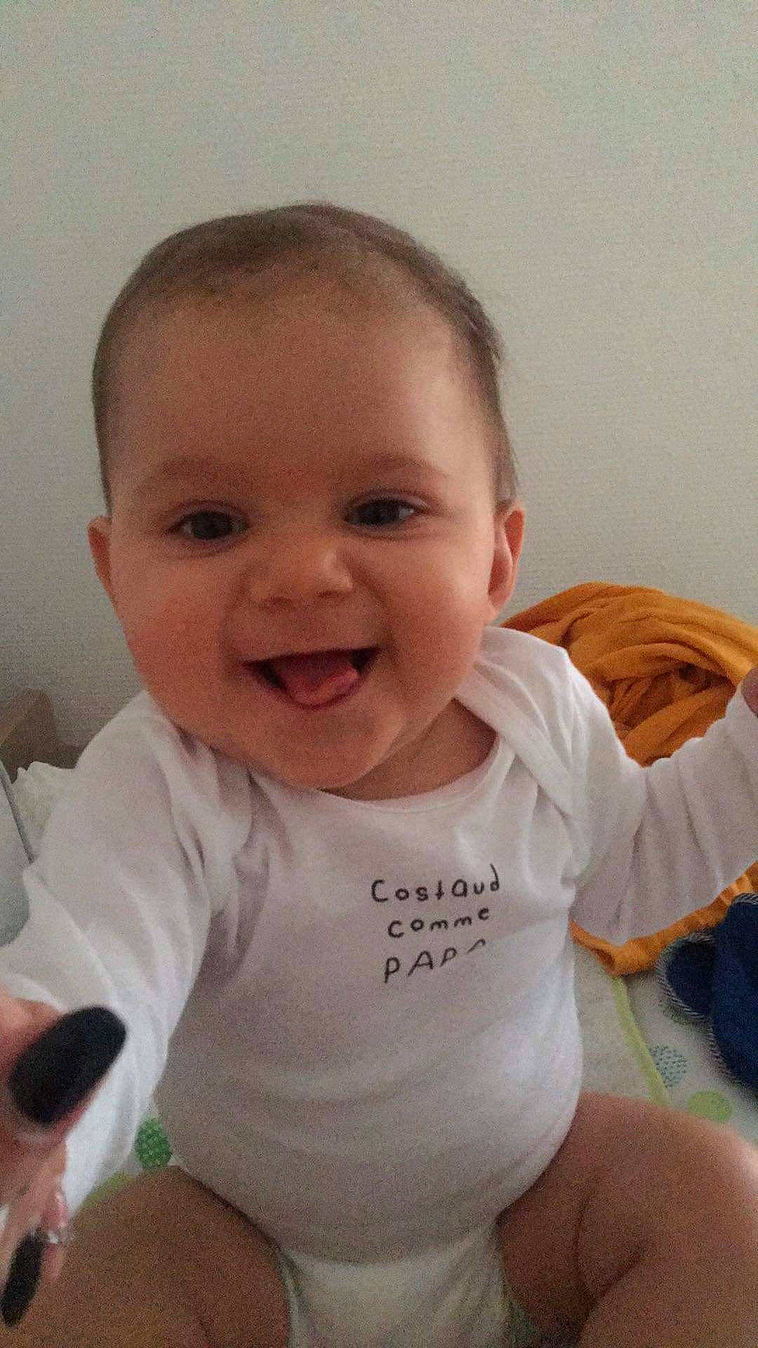 Louis a rejoint le concours — aidez-le/la à gagner de superbes lots ! arm, cheek, chin, eye, eyebrow, face, facial_expression, hair, hairstyle, hand, head, human_body, joint, joy, leg, lip, mouth, nose, person, shoulder