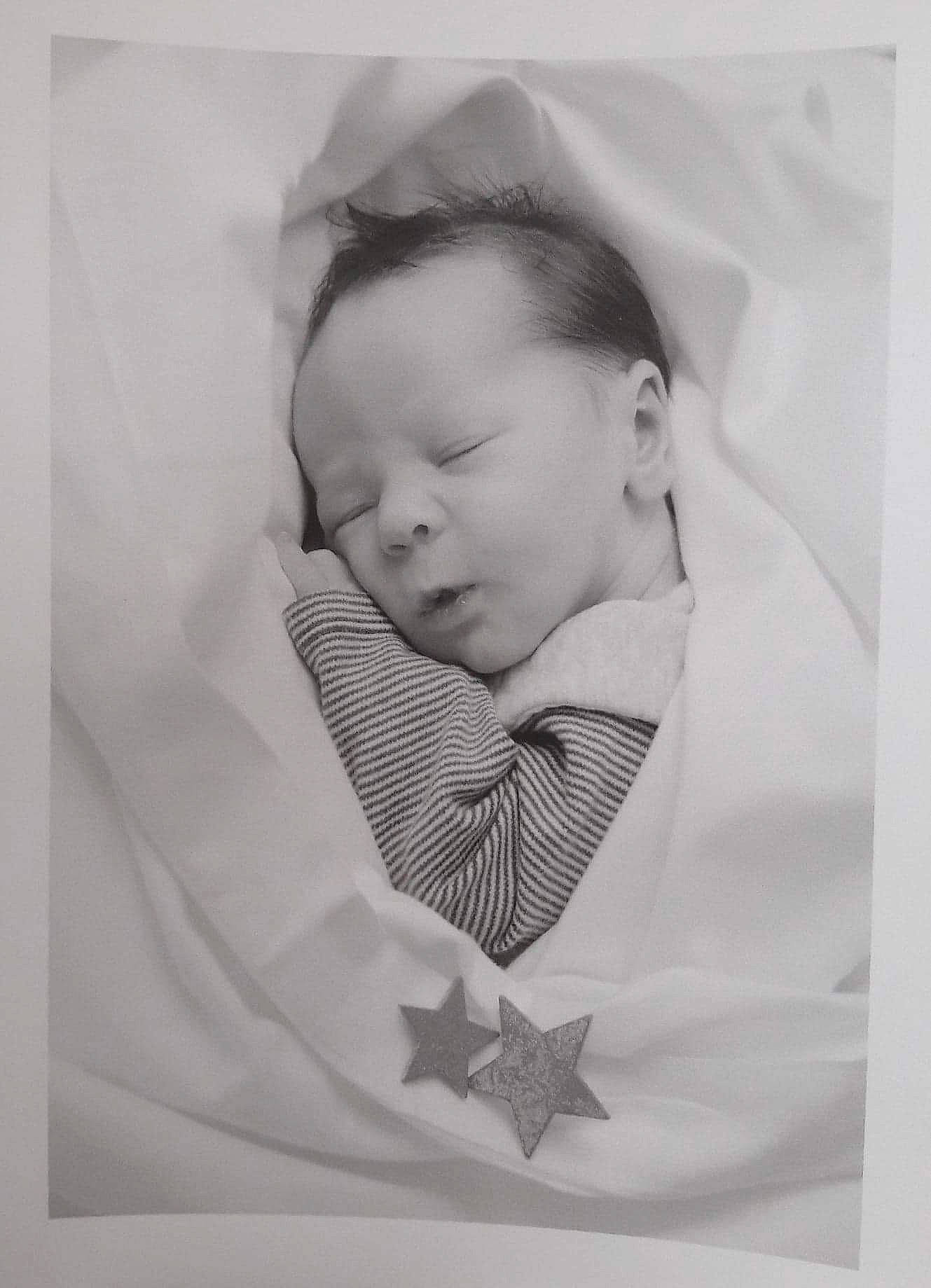 Isaac participe au concours pour gagner de l'argent avec cette photo : baby, black_and_white, child, monochrome, monochrome_photography, person, photograph, photography, portrait, room, snapshot, stock_photography, style, toddler, white