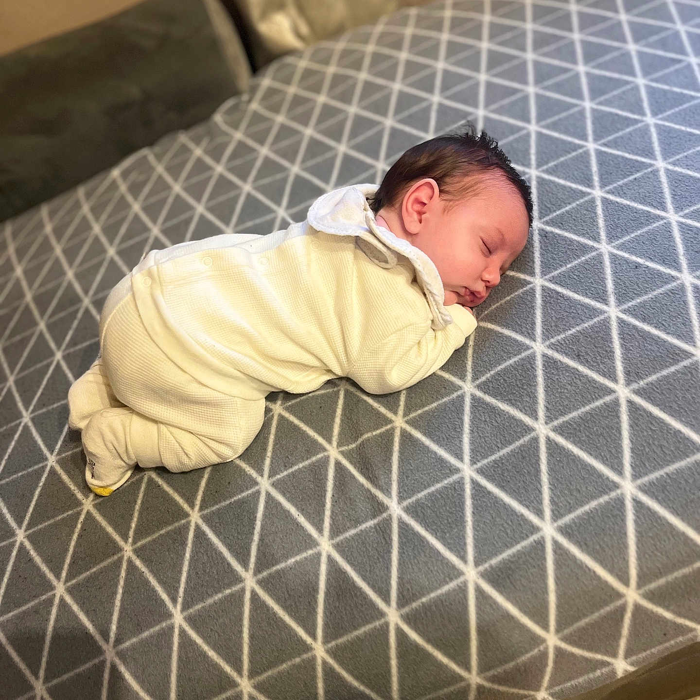 Giovan a rejoint le concours — aidez-le/la à gagner de superbes lots ! baby, babycrawling, blanket, crawling, cushion, face, head, homedecor, infantbed, newborn, person, yawning