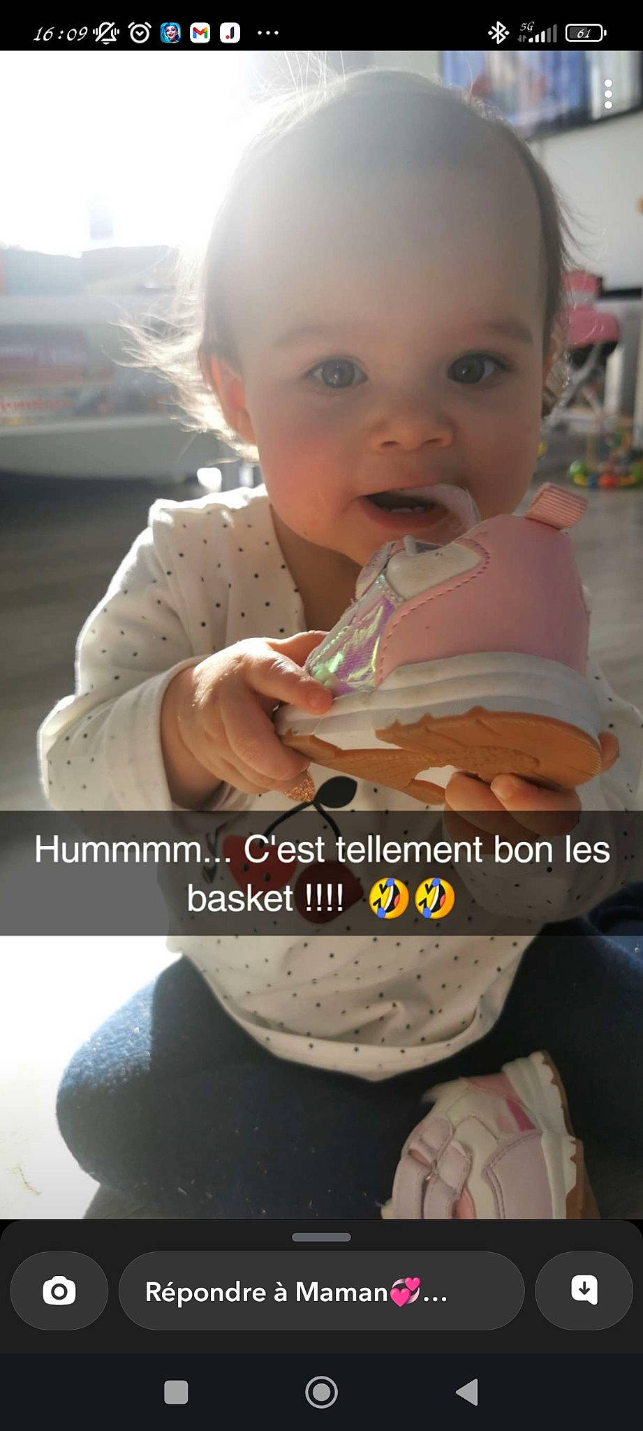 Allyson a rejoint le concours — aidez-le/la à gagner de superbes lots ! baby, baby_toddler_clothing, cheek, child, chin, eye, finger, happy, head, mouth, nail, nose, organ, person, photo_caption, play, sitting, skin, thumb, toddler