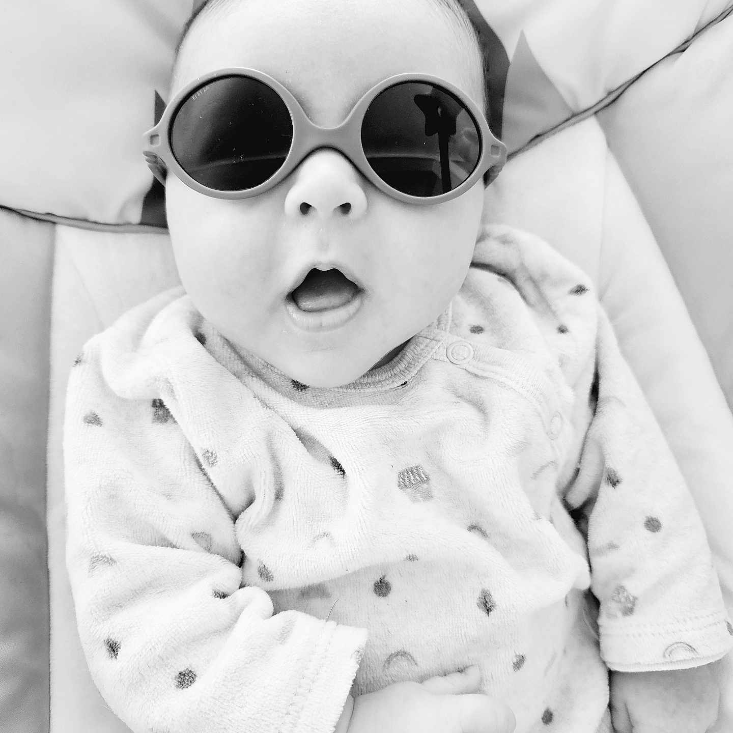 Sacha a rejoint le concours — aidez-le/la à gagner de superbes lots ! accessories, baby, bodypart, clothing, cushion, face, finger, furniture, glasses, hand, happy, hat, head, homedecor, newborn, person, photography, portrait, smile, sunglasses