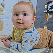 Djayden a rejoint le concours — aidez-le/la à gagner de superbes lots ! baby, child, playmat, toy, blue_eyes, curious, playpen, indoor, light, clothing, bib, face, infant, floor, crawling, room, window, plastic, person, cute