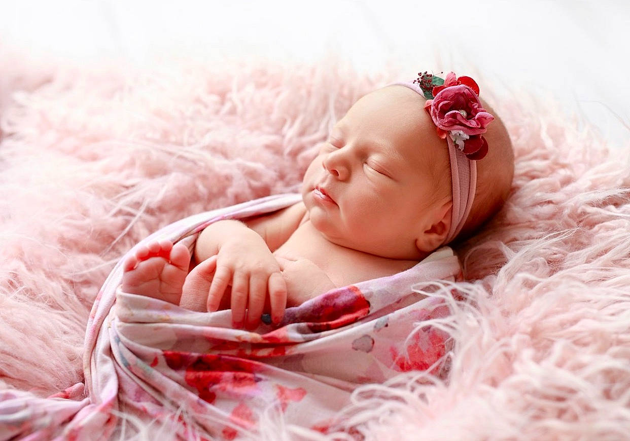 Jade participe au concours pour gagner de l'argent avec cette photo : baby, baby_sleeping, beauty, cheek, child, close_up, hair_accessory, headband, headgear, headpiece, lip, person, photograph, photography, pink, product, red, skin, sleep, textile