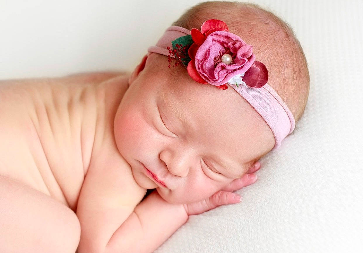 Jade participe au concours pour gagner de l'argent avec cette photo : baby, baby_sleeping, cheek, child, crown, fashion_accessory, flower, hair_accessory, hair_tie, hand, head, headband, headgear, headpiece, person, petal, pink, plant, skin, sleep