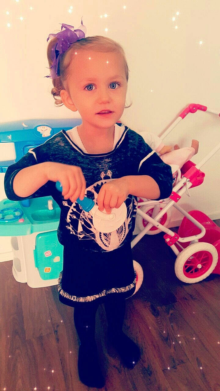 Ilyana a rejoint le concours — aidez-le/la à gagner de superbes lots ! child, clothing, cool, costume, day, fun, girl, hair_accessory, happiness, headgear, human_hair_color, infant, person, pink, play, product, skin, smile, toddler