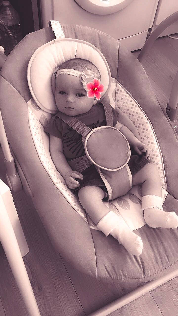 éléna participe au concours pour gagner de l'argent avec cette photo :